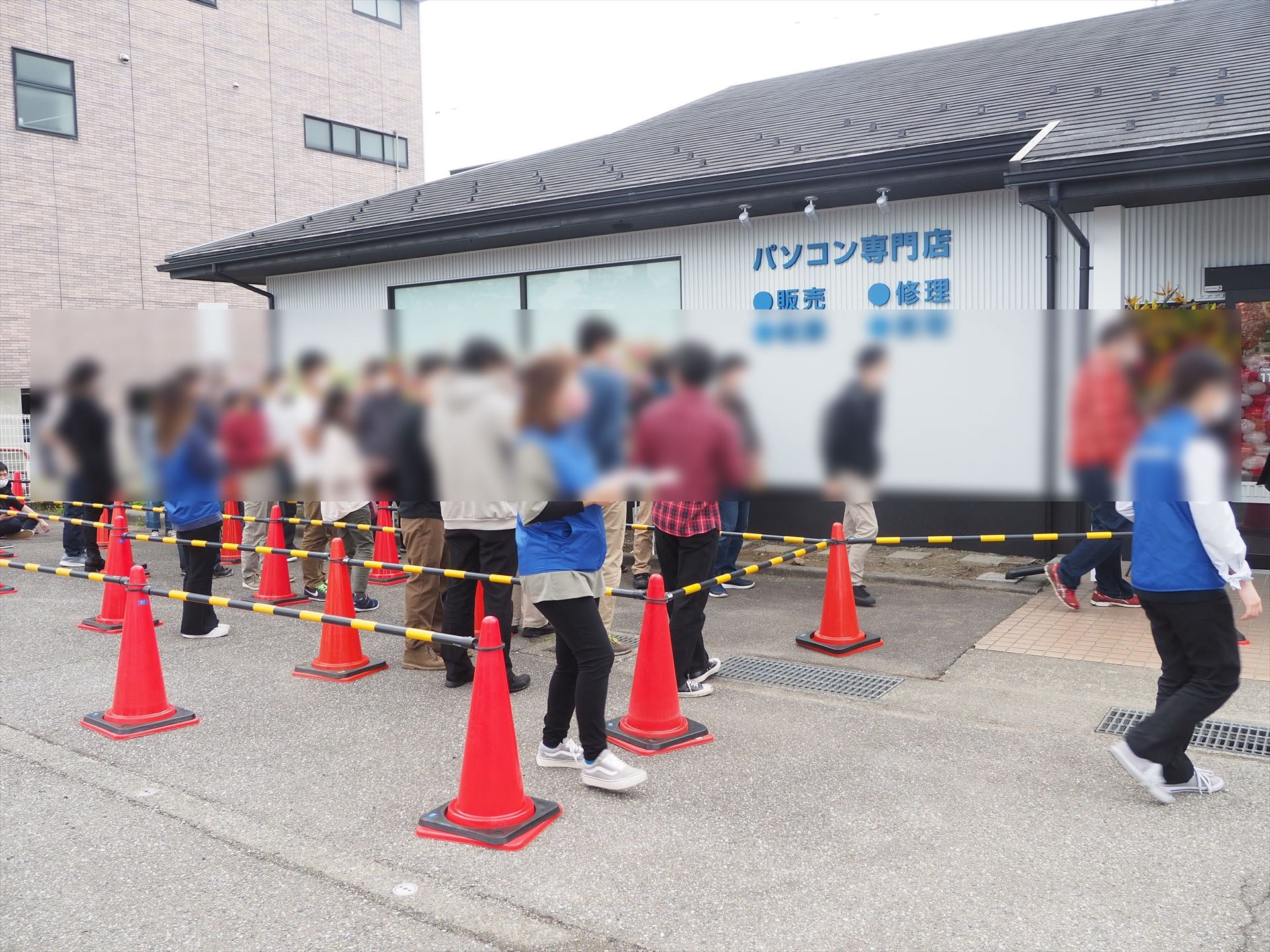 10時30分に店がオープンし、順番に並んでいた客が店内に入っていった