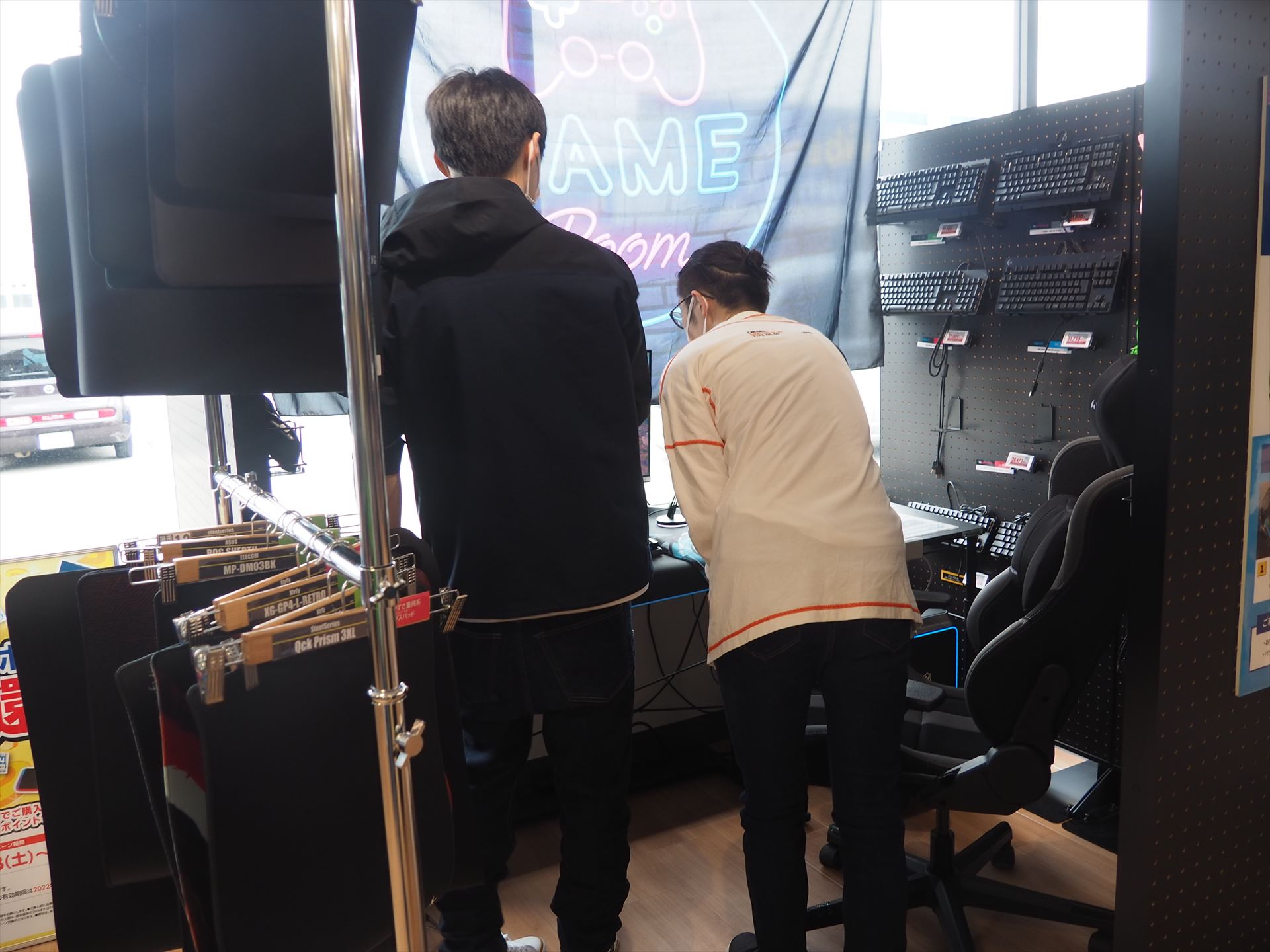 ゲーミングデバイスをPCに接続して、実際にゲームで試せるデバイス体験ブースにも、若いゲームプレイヤーが集まっていた