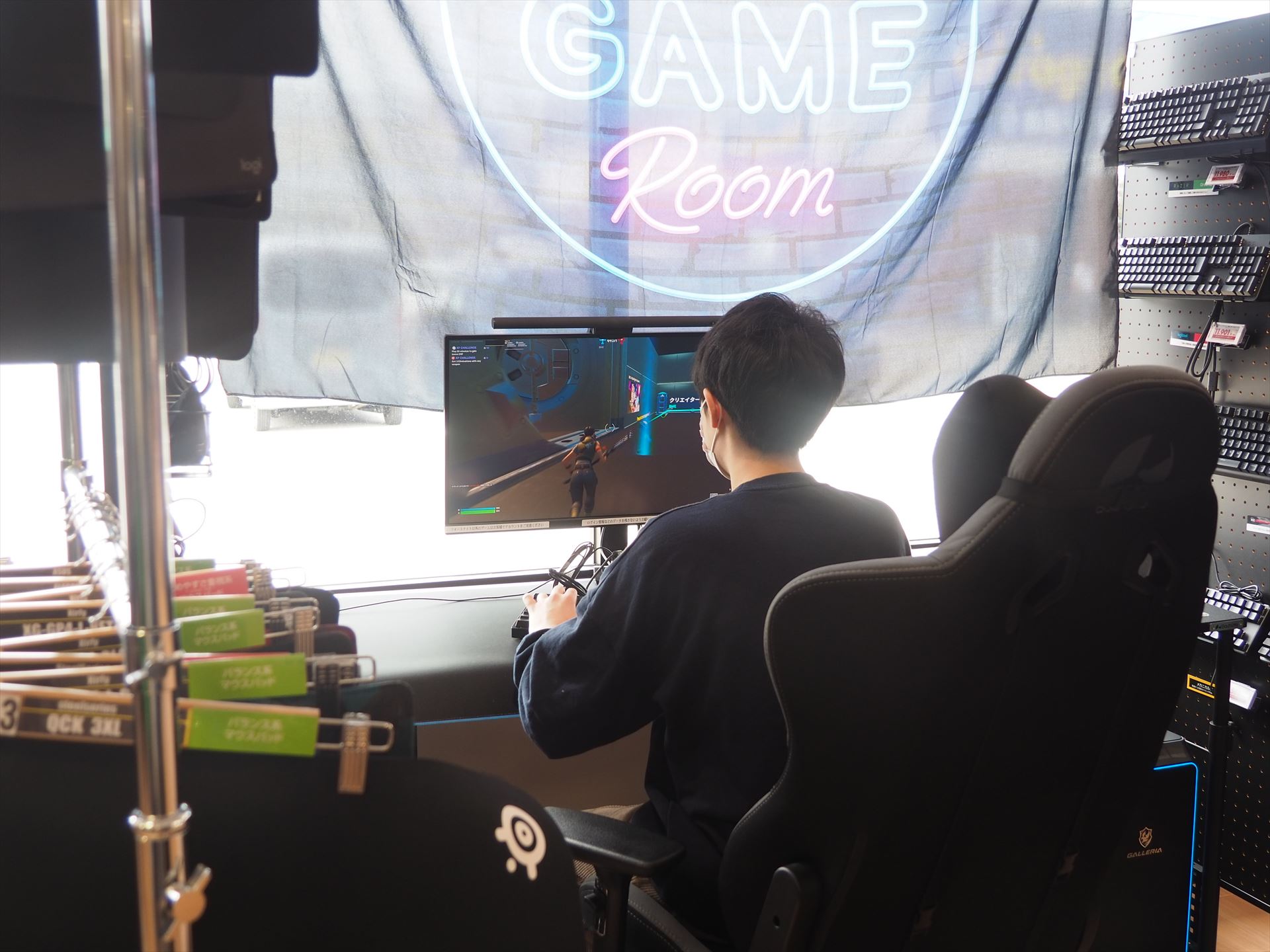 PCで動作しているゲームは「フォートナイト」で、自分が普段プレイしている設定にして感触を確かめている熱心なプレイヤーもいた