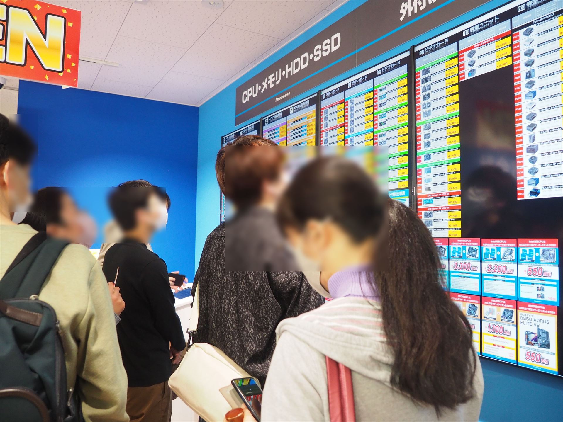 こちらはCPUやメモリ、HDDなどの在庫と価格が表示されている大型サイネージ