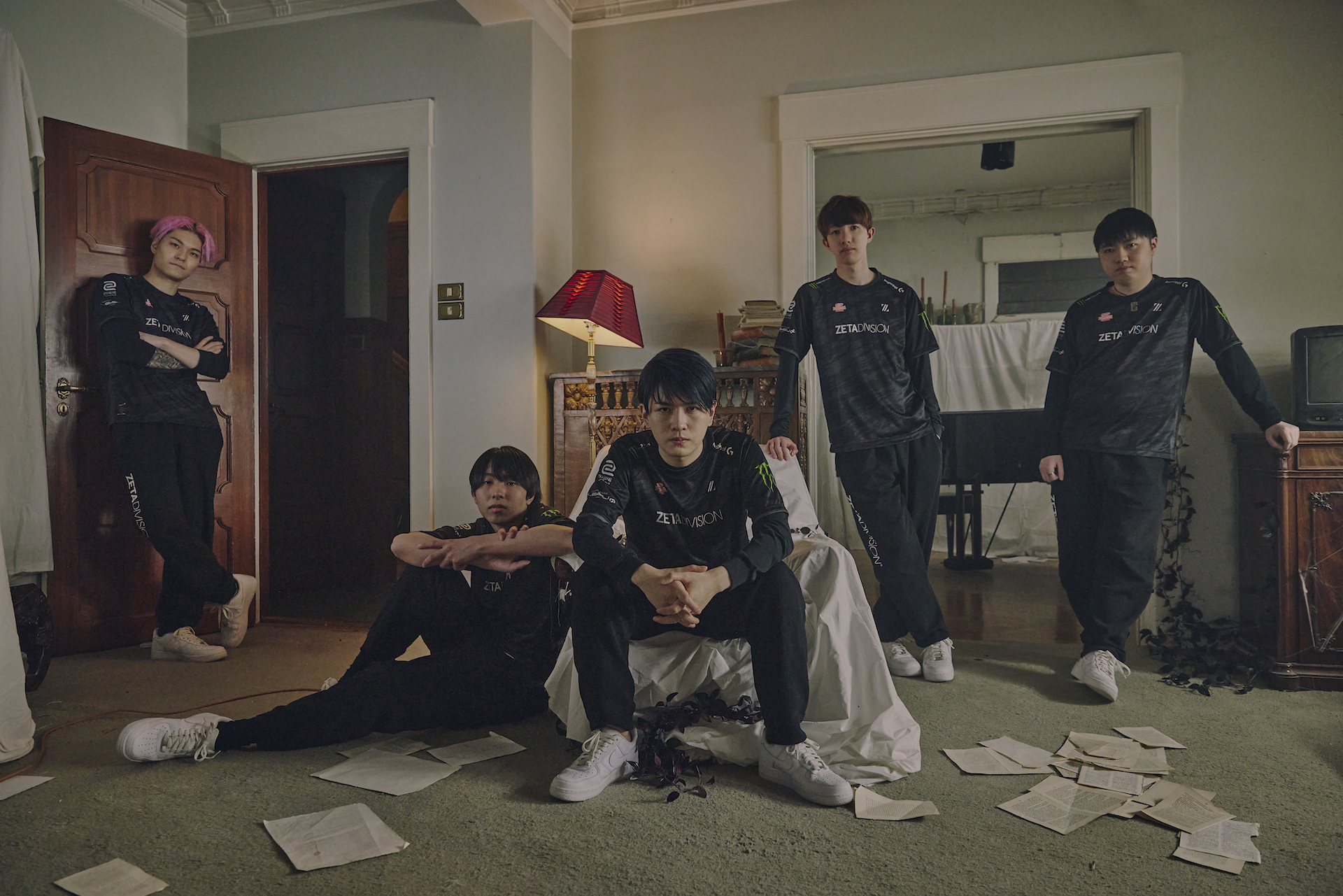 ZETA DIVISION（左からDep選手、SugarZ3ro選手、Laz選手、TENNN選手、crow選手）