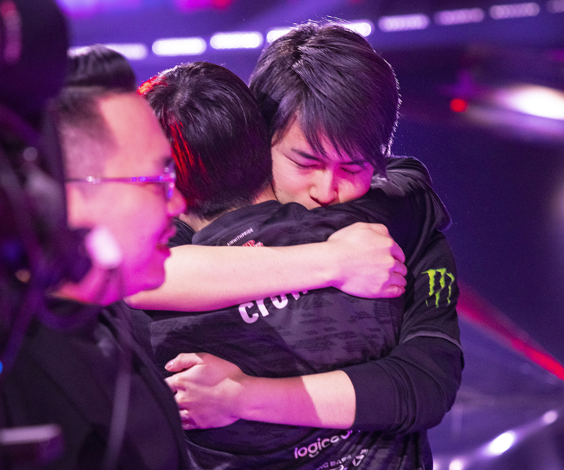 勝利後に抱き合うLaz選手とcrow選手