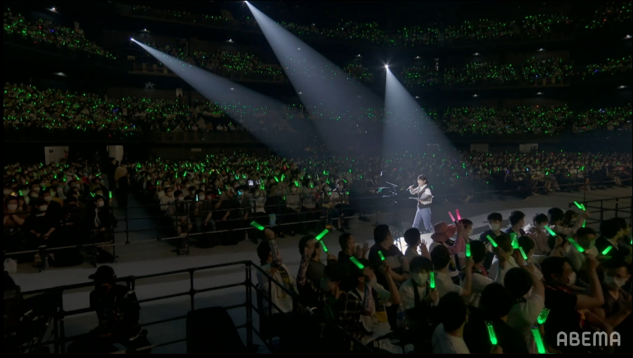 1階中央廊下から登場した岡咲美保さん（桐生院葵役）はその後、スポットライトを浴びながらステージ上の解説席に向かう。走りながら色々呟いてくれるのがすごくかわいい