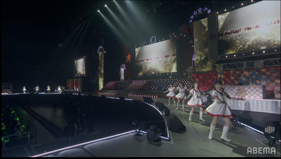 オープニング「OVERTURE」では8人のダンサーたちが登場。彼女たちはこの後も曲によってはたびたび登場し、出走メンバーたちの歌をフォローしてくれていた