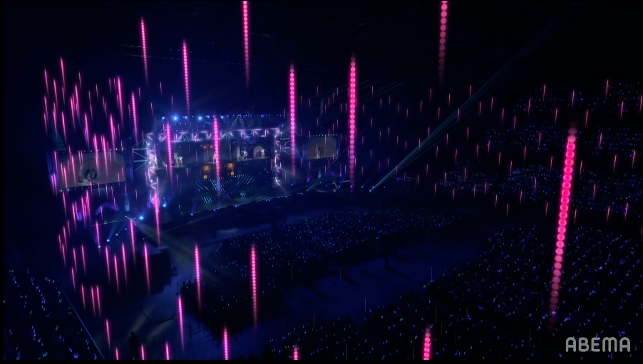 会場のウマブレードは青一色、観客席周辺のライティングは紫で天に上がる演出で曲を盛り上げる