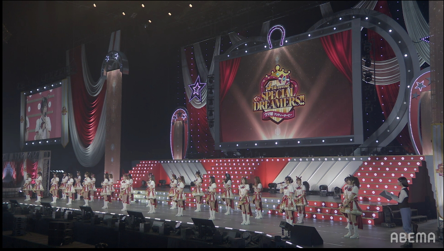 次のトークコーナーはメンバー全員登場で、ここまで歌ってきた18曲を振り返ってのトークとなった