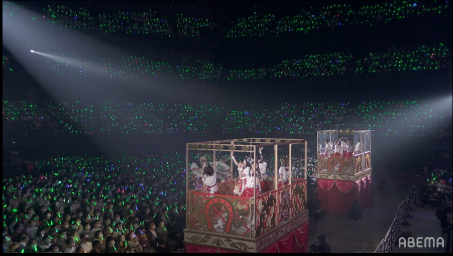 トロッコに5人ずつ乗って会場を移動、観客席も大いに盛り上がりを見せた