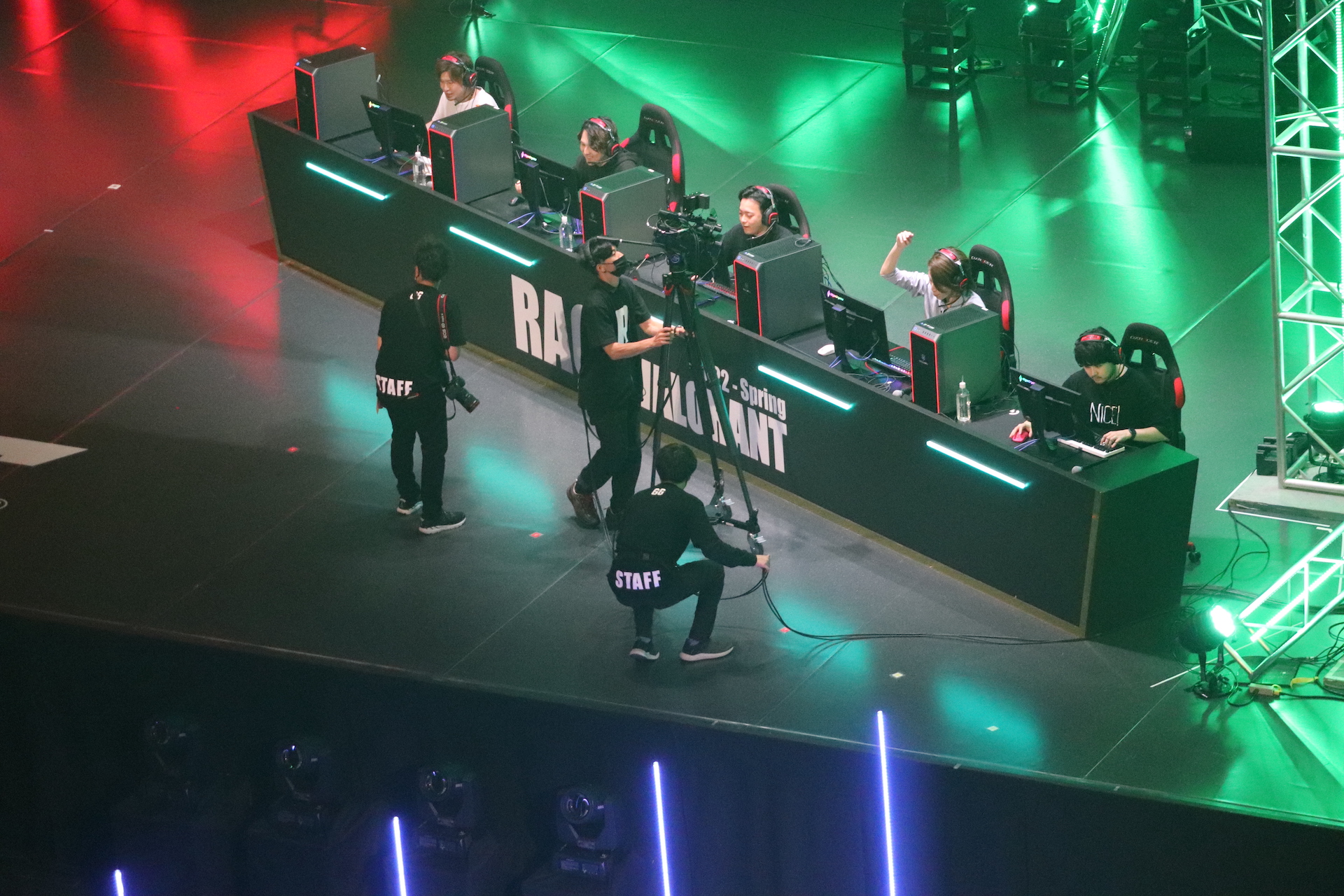 チームRED（左から）RobiNさん、YamatoNさん、ボドカさん、SHAKAさん、k4senさん