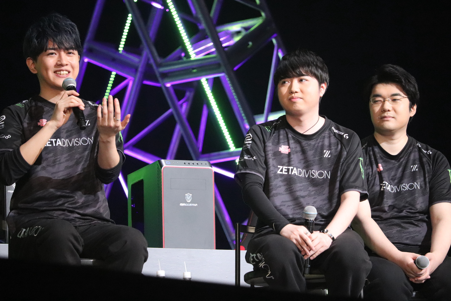 （左から）Laz選手、crow選手、JUNiORコーチ