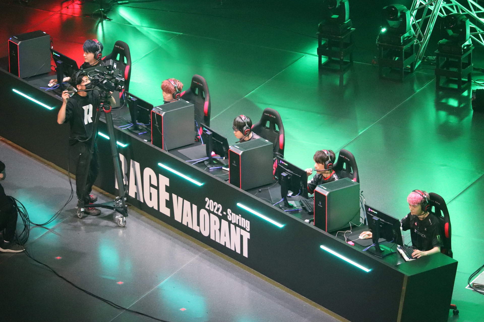 （競技席左から）Laz選手、Minty選手、bazz選手、neth選手、Dep選手