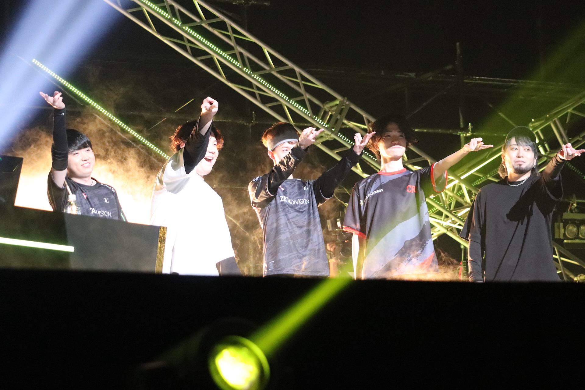 （競技席左から）Reita選手、Meiy選手、TENNN選手、takej選手、crow選手