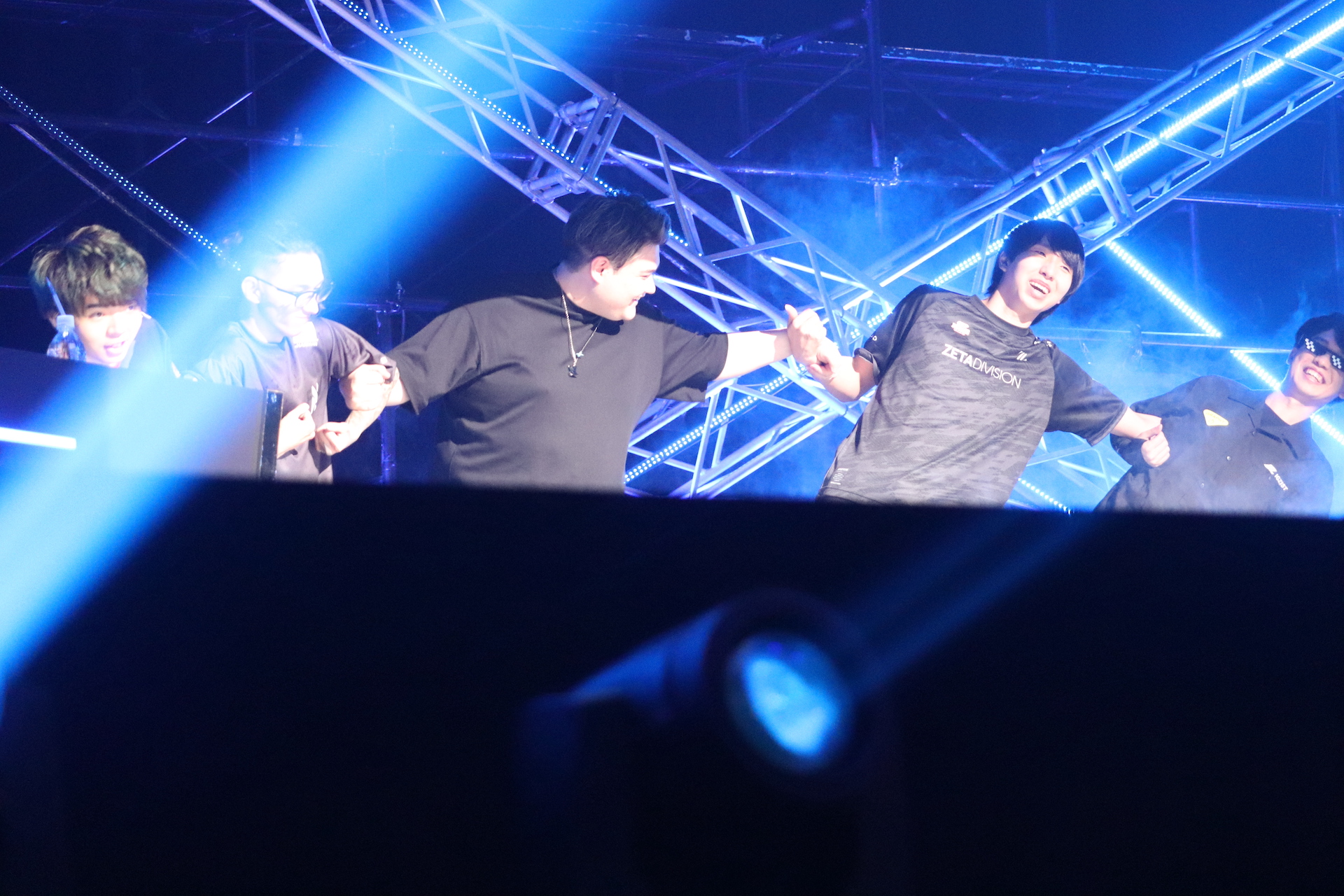 （競技席左から）popogachi選手、Fisker選手、Zepher選手、SugarZ3ro選手、oitaN選手