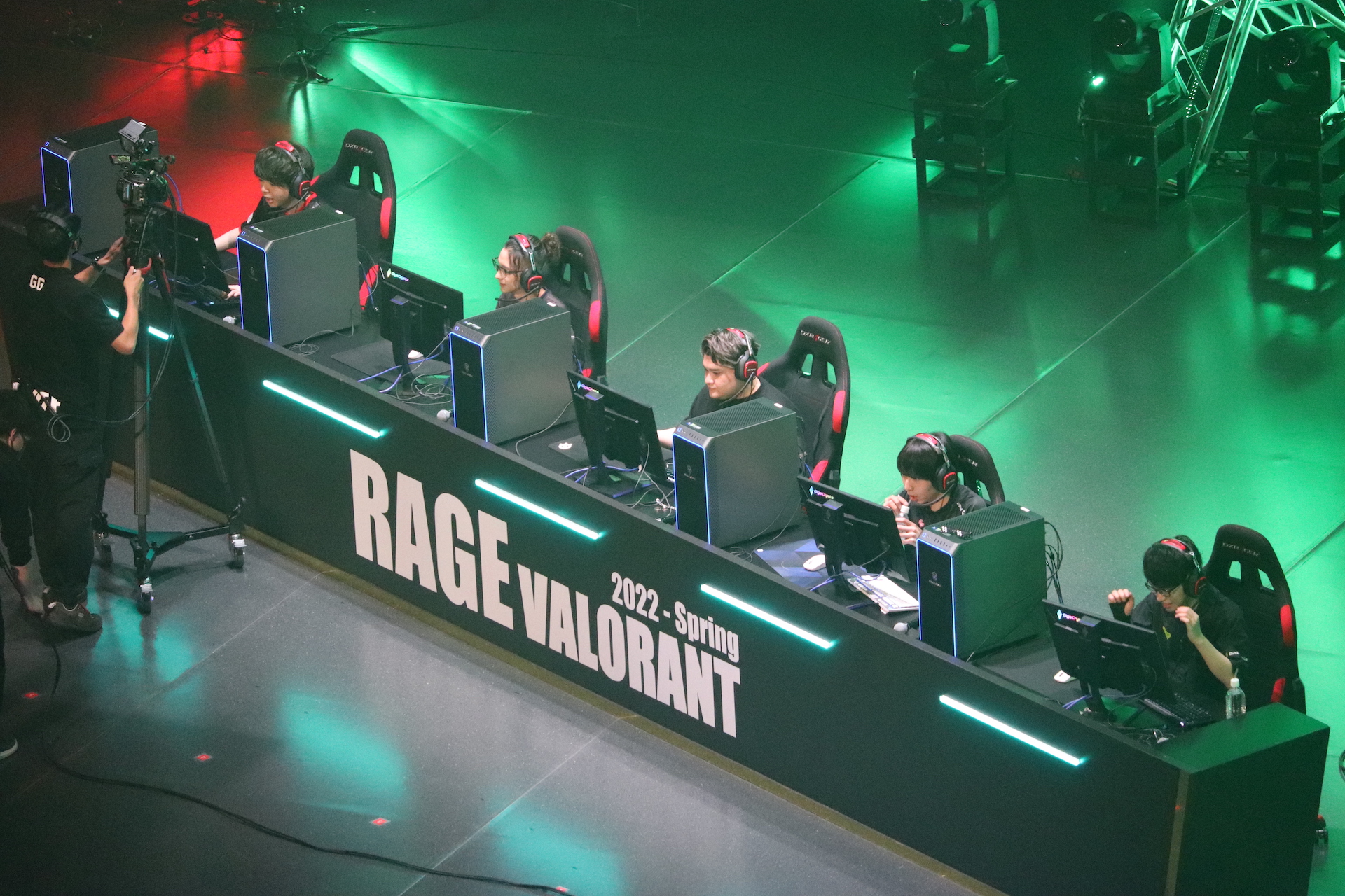 （競技席左から）popogachi選手、Fisker選手、Zepher選手、SugarZ3ro選手、oitaN選手