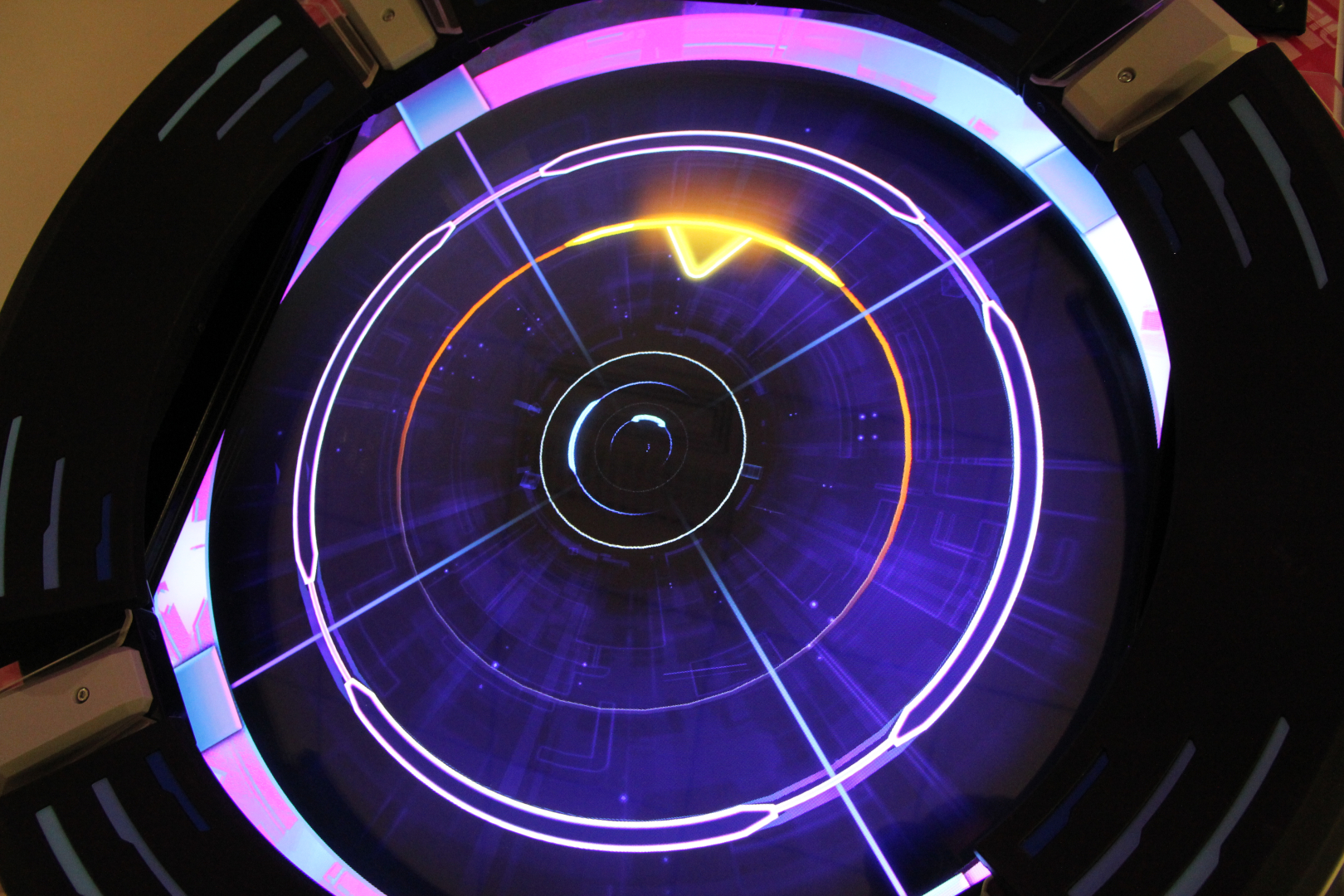 ノーツはスクリーンを叩くピンクとエッジを叩く青の2種類だが、そのどちらにも黄色バージョンが存在する。これは、キメになるようなタイミングで出現し、入力に成功するとサウンドと共に派手な演出が得られる。これは、画面内での演出が派手になるというもので、それ以外の効果があるわけではないそうだ。