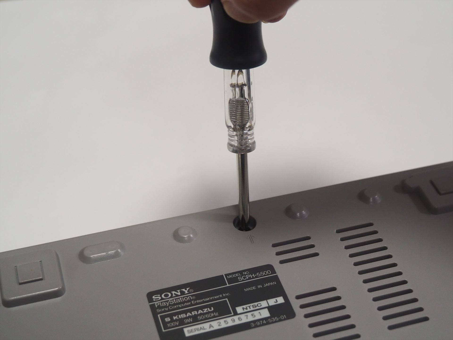 まずは裏蓋を固定している黒いネジ（6本）を外す