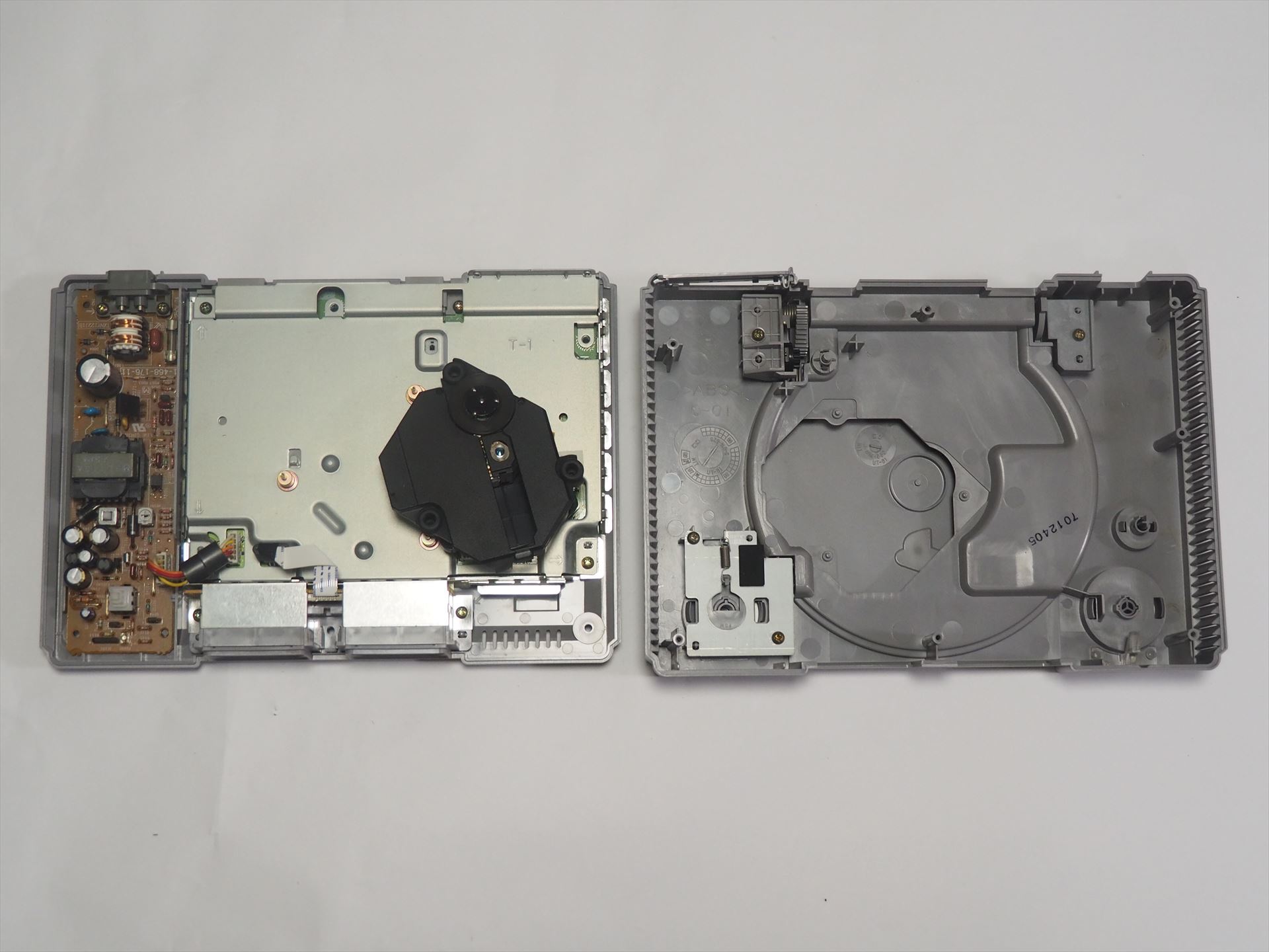 2枚に分離したところ。左が基板部分（下側）。右が上側である