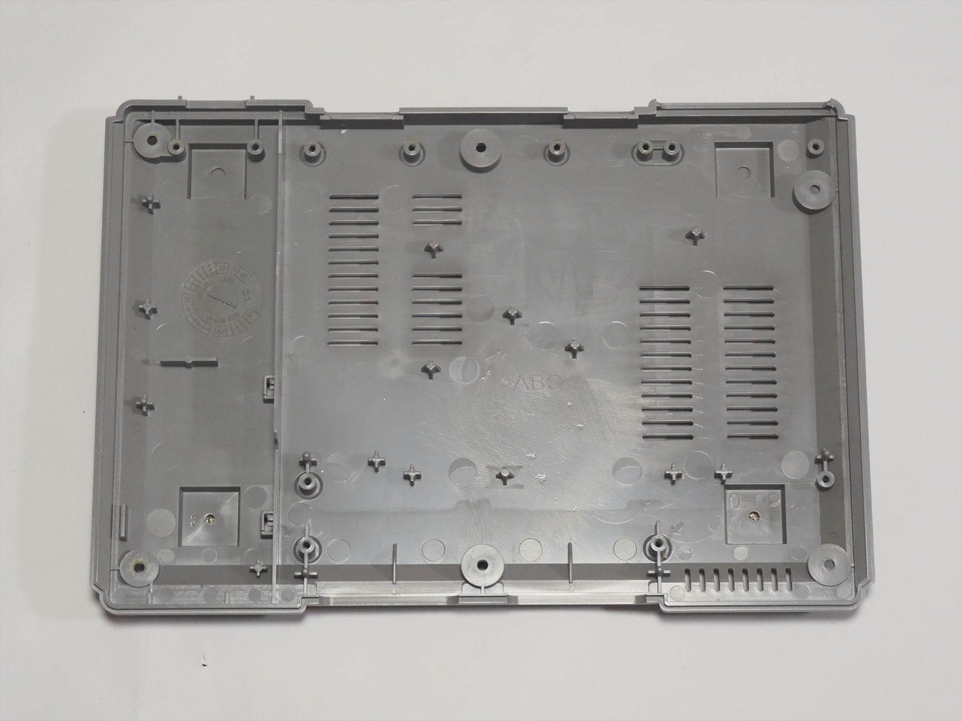 基板を固定しているネジを外して基板を外すと、このように裏蓋だけになる