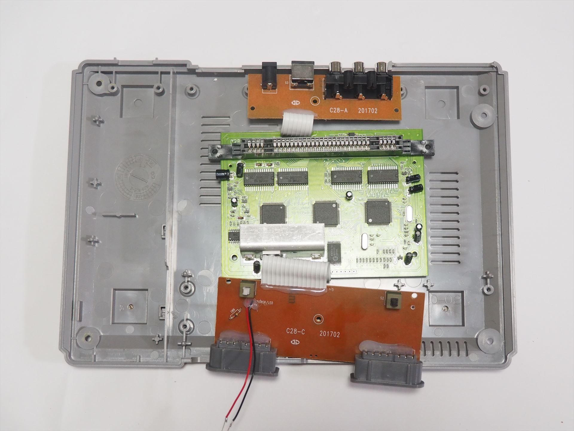 裏蓋に超ファミつく基板を乗せて、どう配置してどう固定すればよいか考える