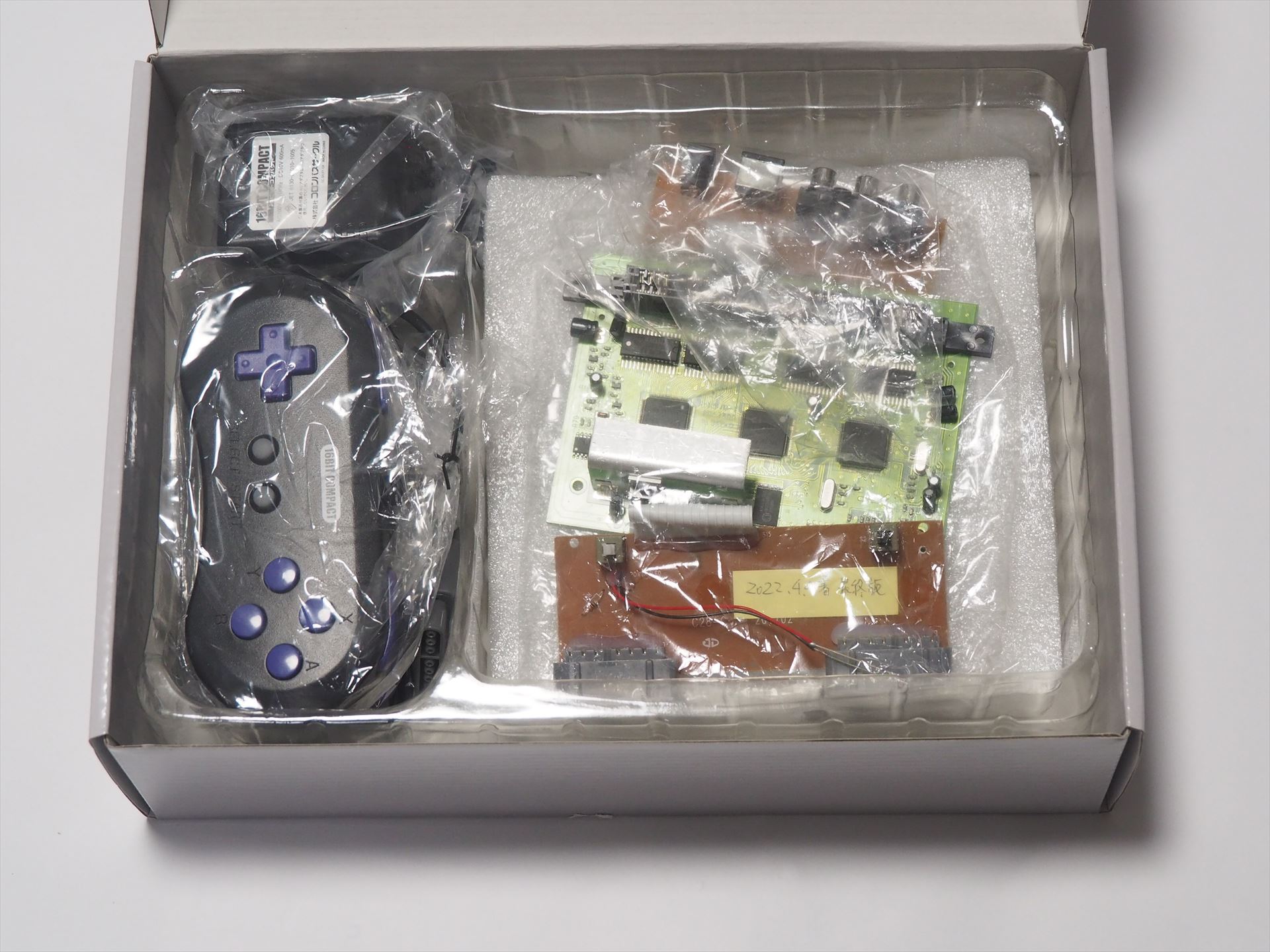 「超ファミつく」のパッケージを開けたところ