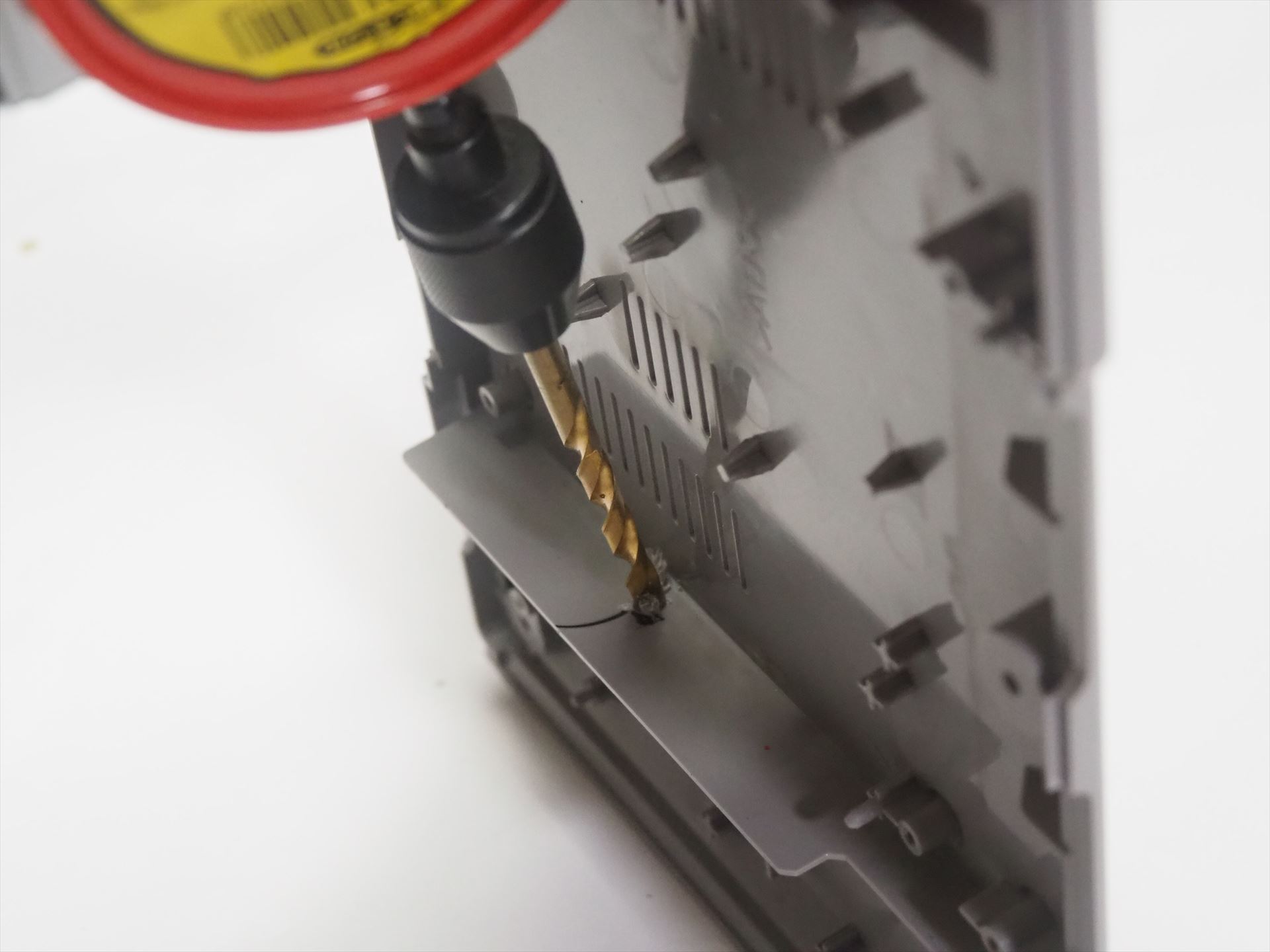 カセットのスロットの端を入れるためにハンドドリルで穴を空ける