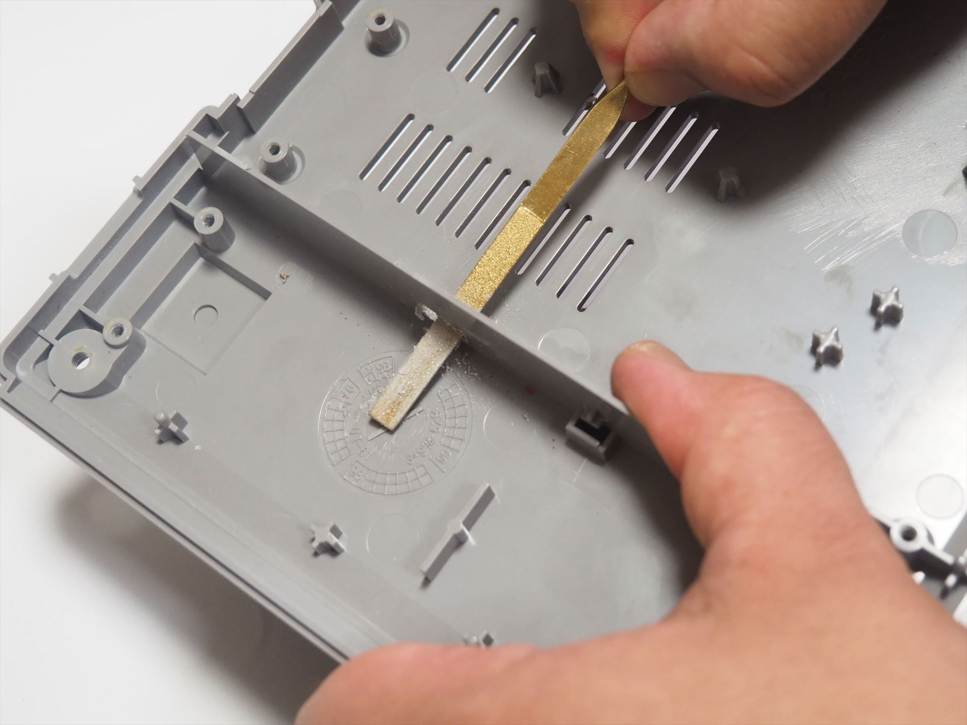 穴を二つ並べて空けて、ヤスリで削って長方形に形を整える