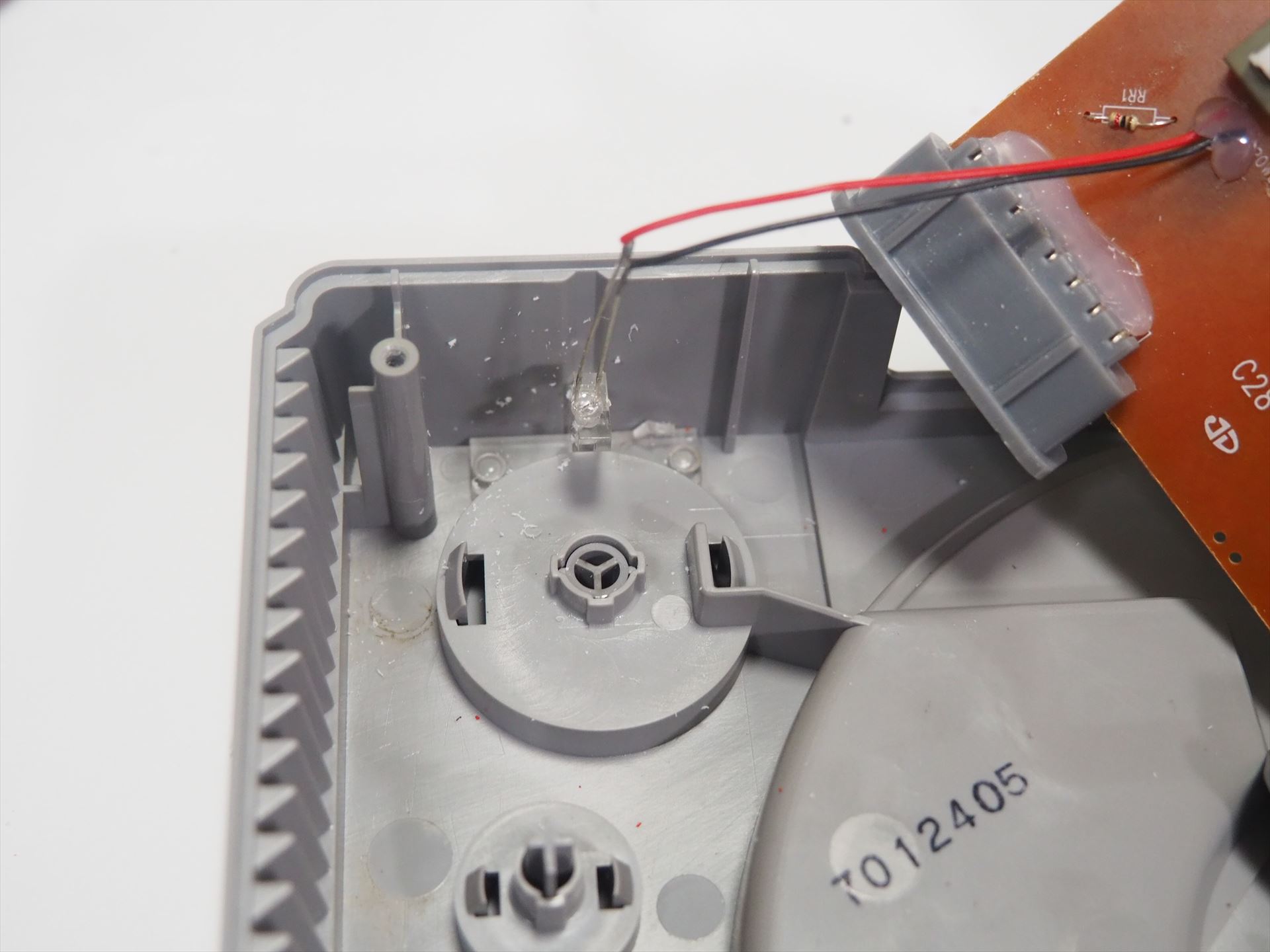 導光アクリルに超ファミつくの電源LEDを差し込んで固定する