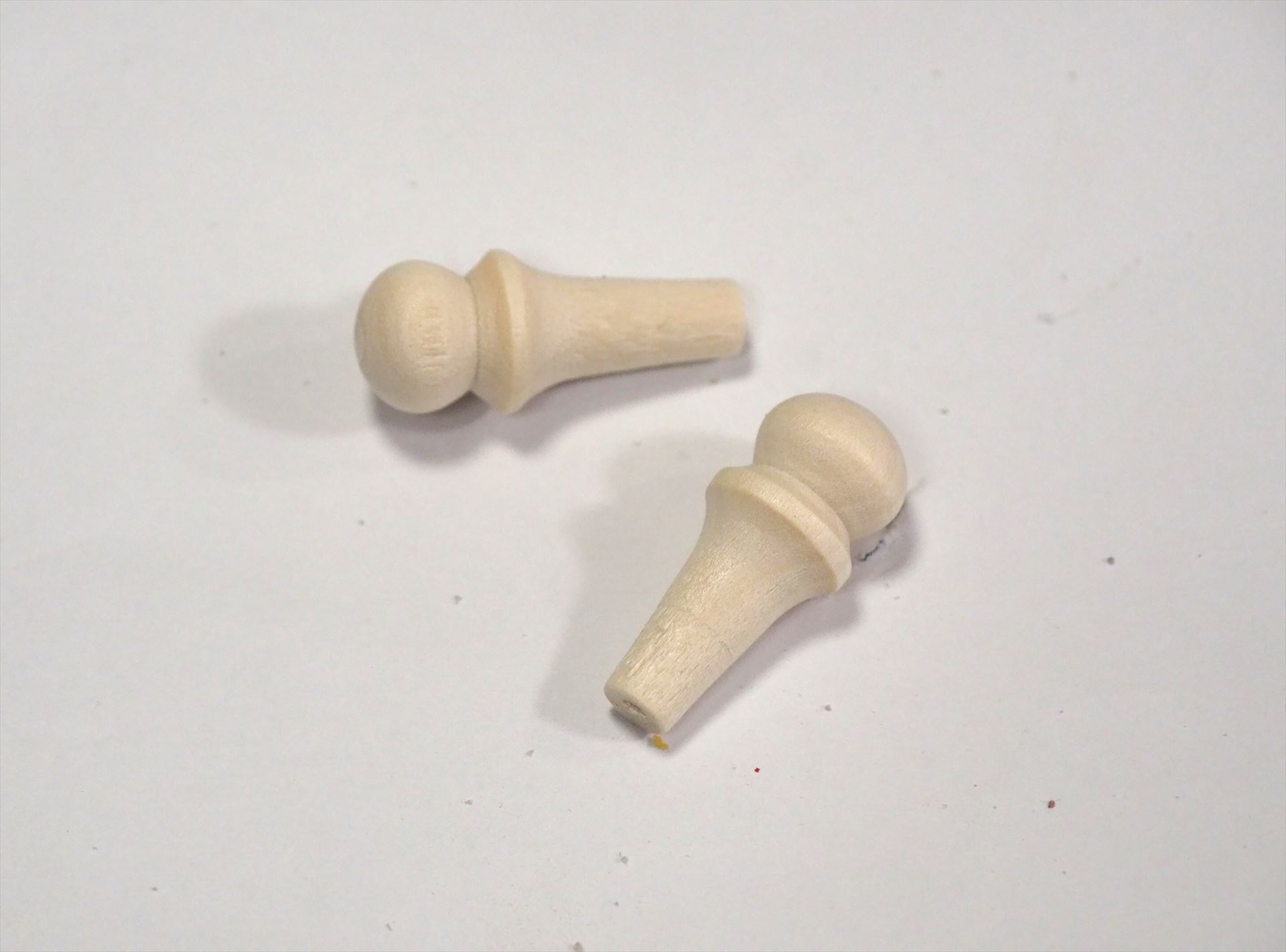電源スイッチやリセットスイッチを押すために何かいいものがないかとホームセンターで探したところ、よさげな木のつまみを発見。このつまみの丸くなっている部分を切り落とすとちょうど高さ的によさそう