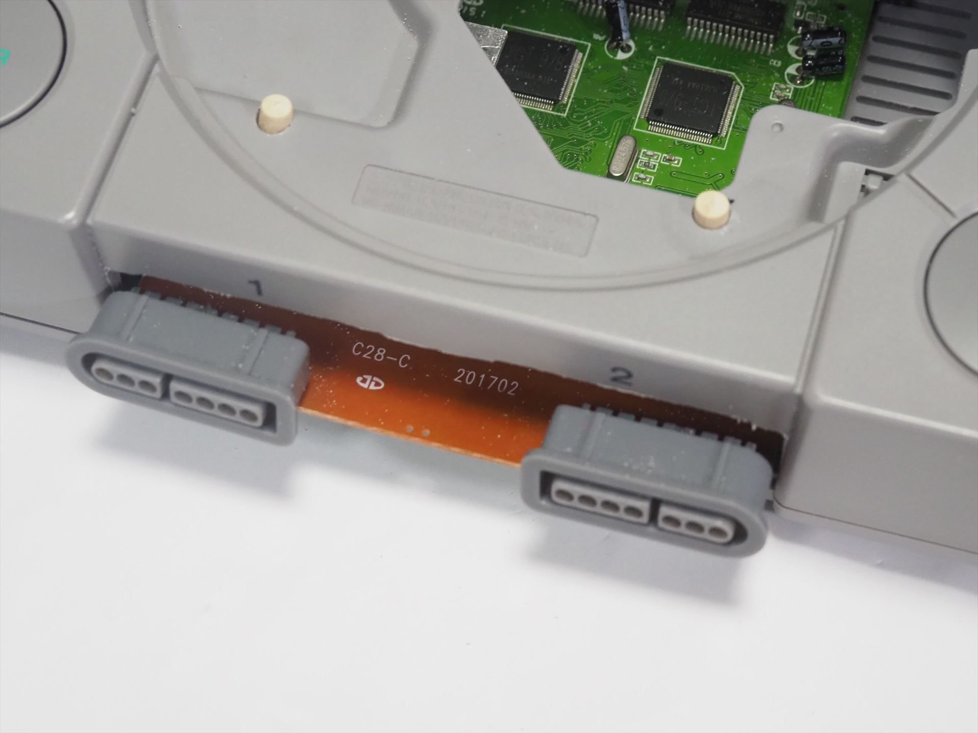 コントローラーのコネクタ基板のスイッチの位置に合わせて穴を空け、さきほどの木のつまみを下から入れたところ。ちょうどいい感じだ。この出っぱりを押すことで、電源のオンオフやリセット操作が可能