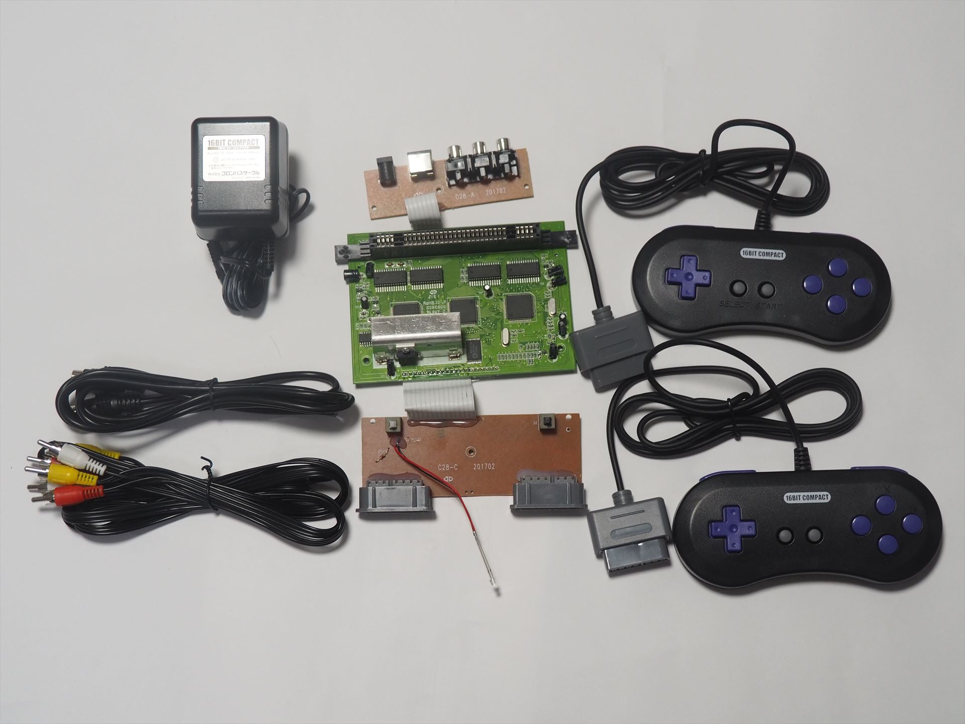 「超ファミつく」の内容物。マニュアルは付属していない