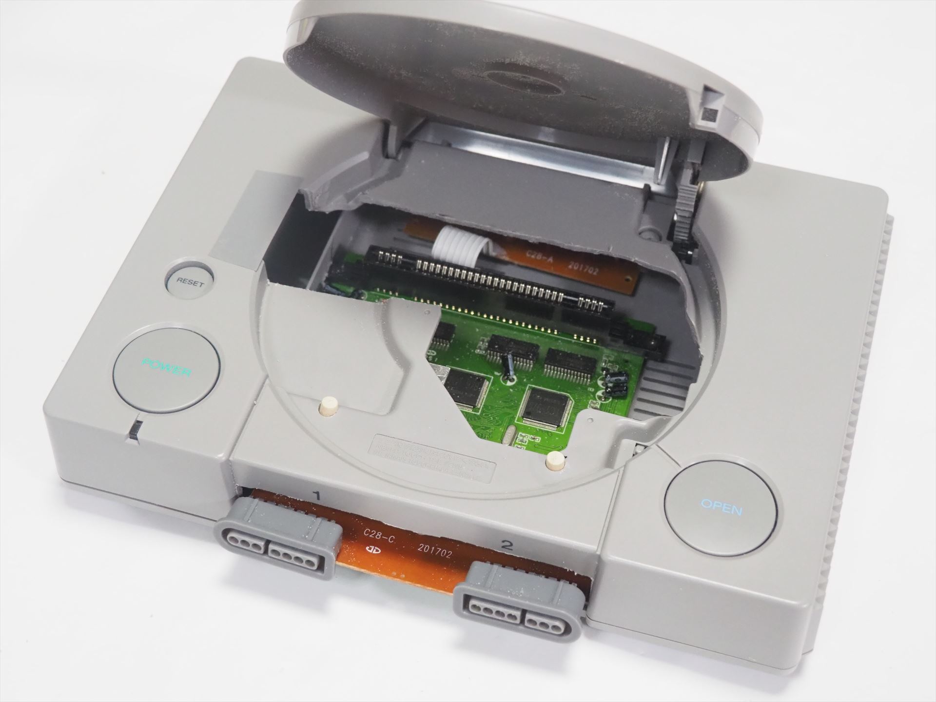 CD-ROMのフタを開いたところ。フタのオープンギミックはそのまま生きており、右のオープンボタンを押すことでフタが開く