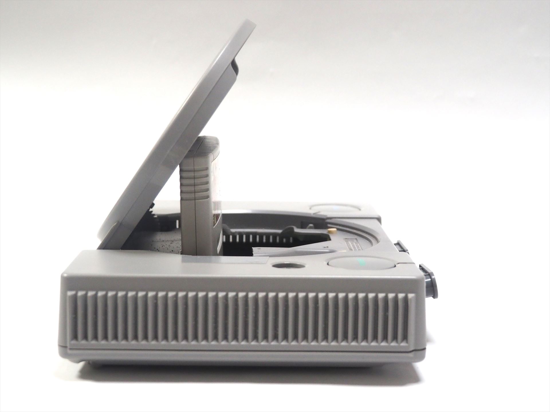 横から見たところ。フタとの隙間はそれほどないが、カセットの脱着は問題なくおこなえる