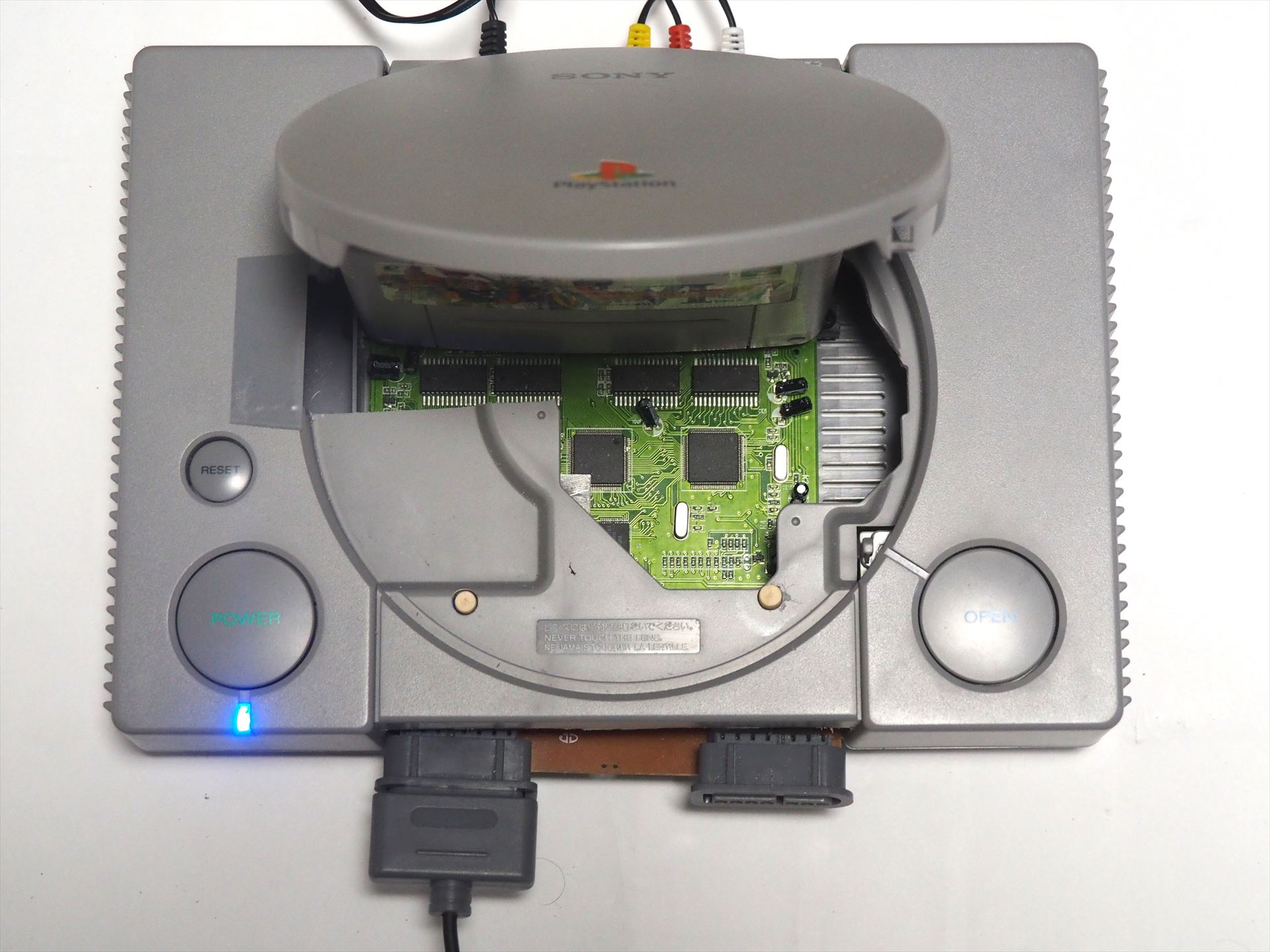 電源を入れると、左手前の電源LEDインジケーターが青く光る。ここもこだわりポイント