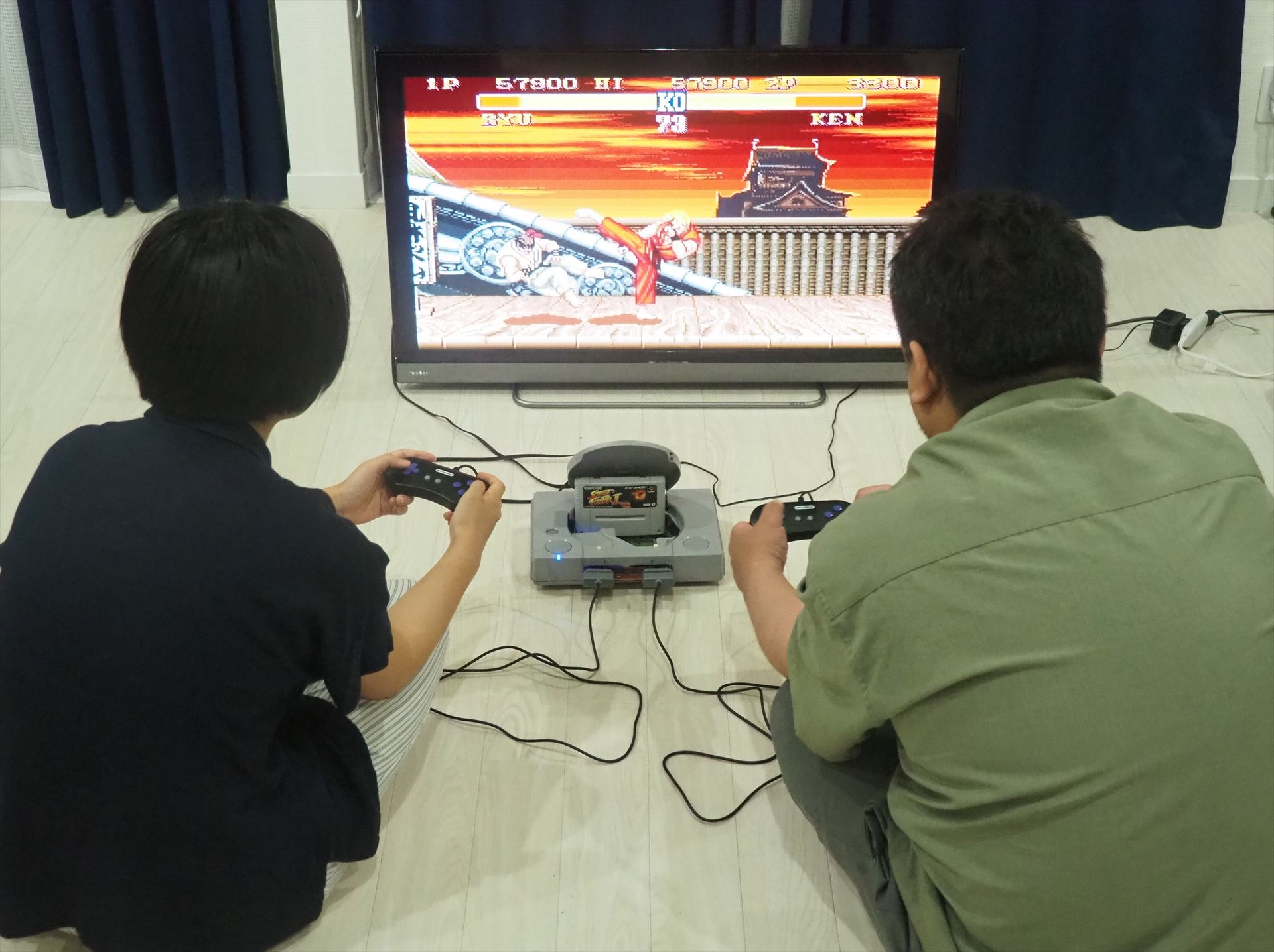 娘と「ストリートファイターII」で娘と勝負。大学生時代、スーパーファミコンで死ぬほどストIIやってた記憶が蘇るが、あっけなく娘に完敗