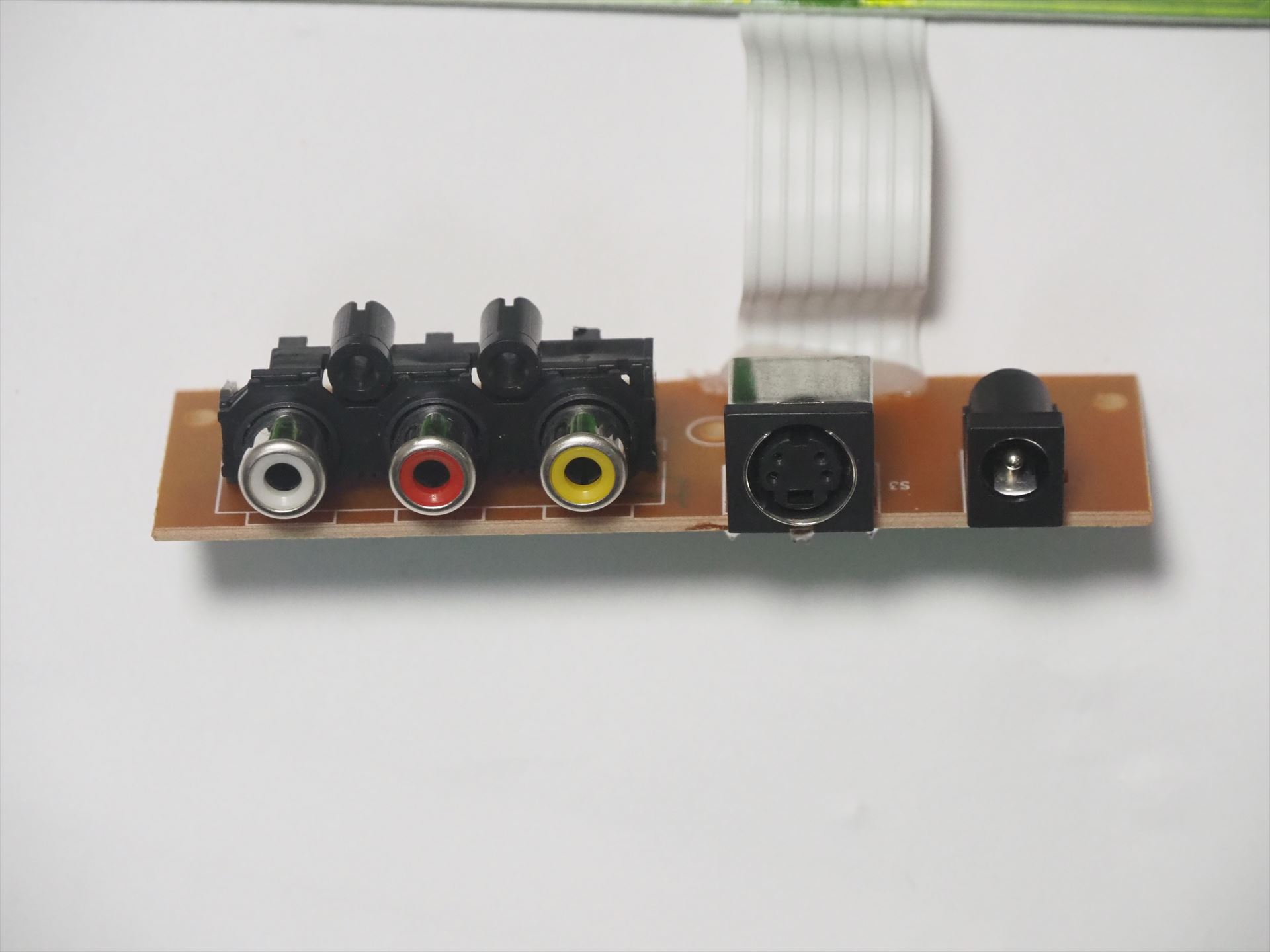 出力はビデオ端子とS端子