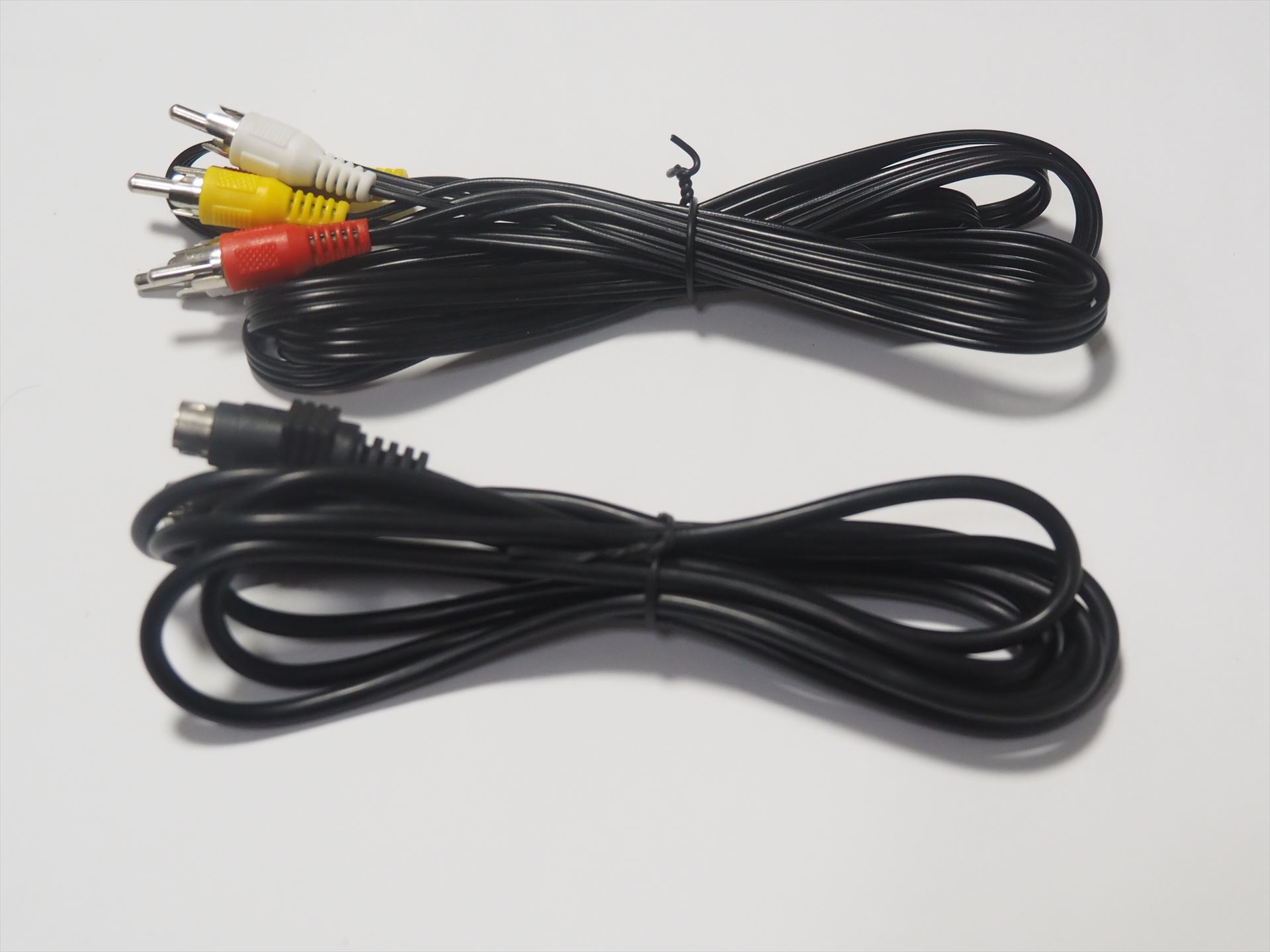 AVケーブル（ビデオケーブル）とS端子ケーブルが付属