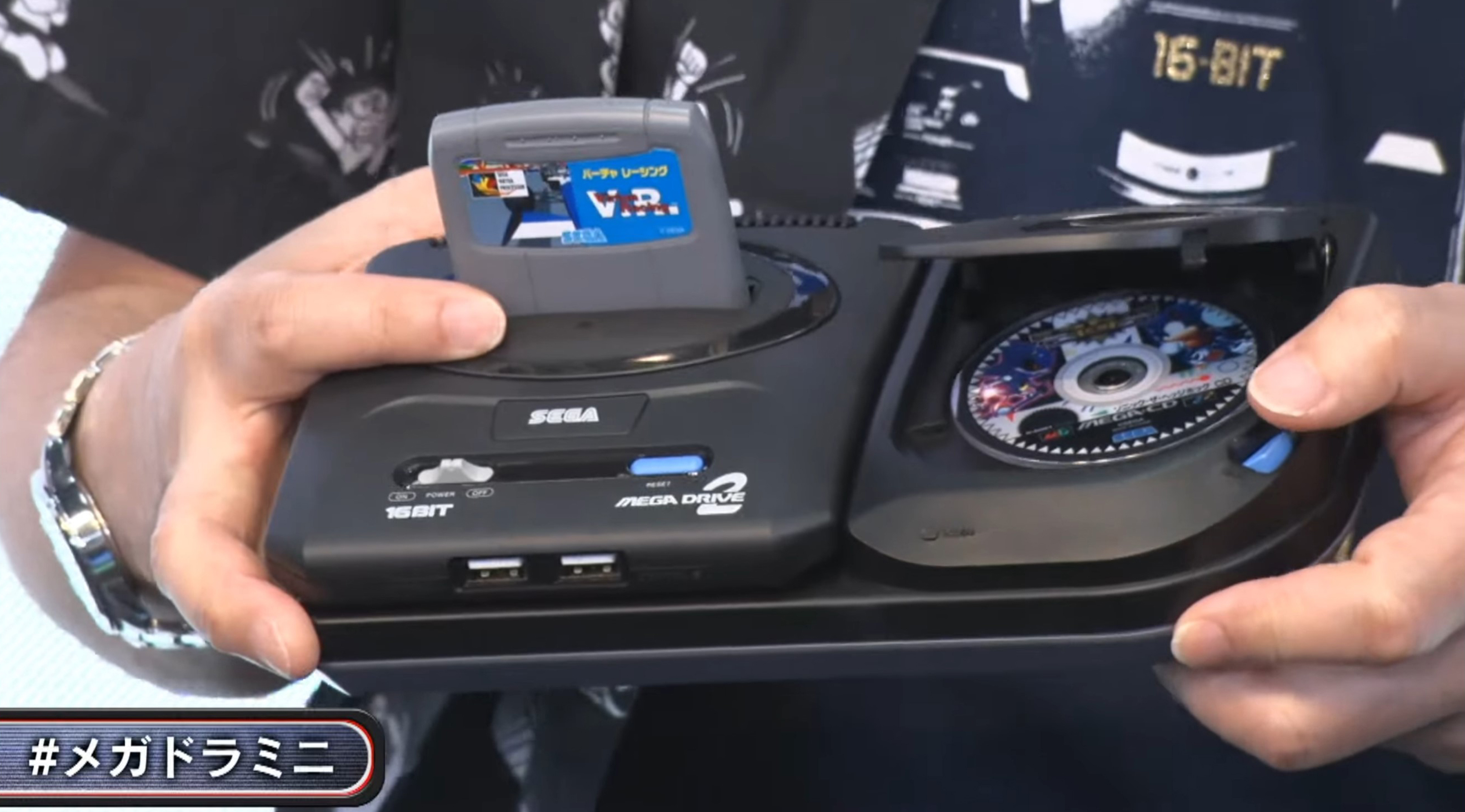 CD部分は開閉可能、「ソニックCD」が入っている。