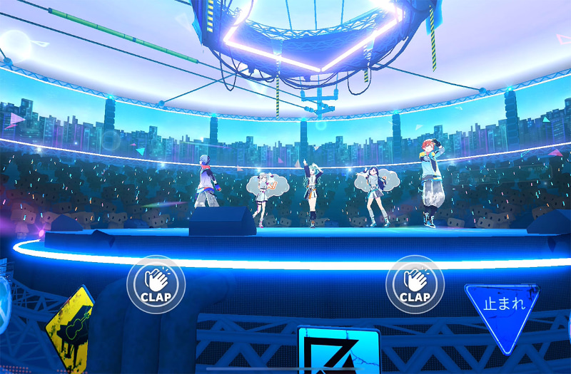 実際のライブでは、楽曲に合わせて合いの手を入れたりコールを行なうことがあるが、コネクトライブでは合いの手を入れるタイミングでは“CLAP”のアイコンが、コールの場面なら楽曲に合わせた文字が書かれたアイコンが、それぞれ表示される。コールのアイコンをタップすれば、画面下に吹き出しが出る仕組みだ