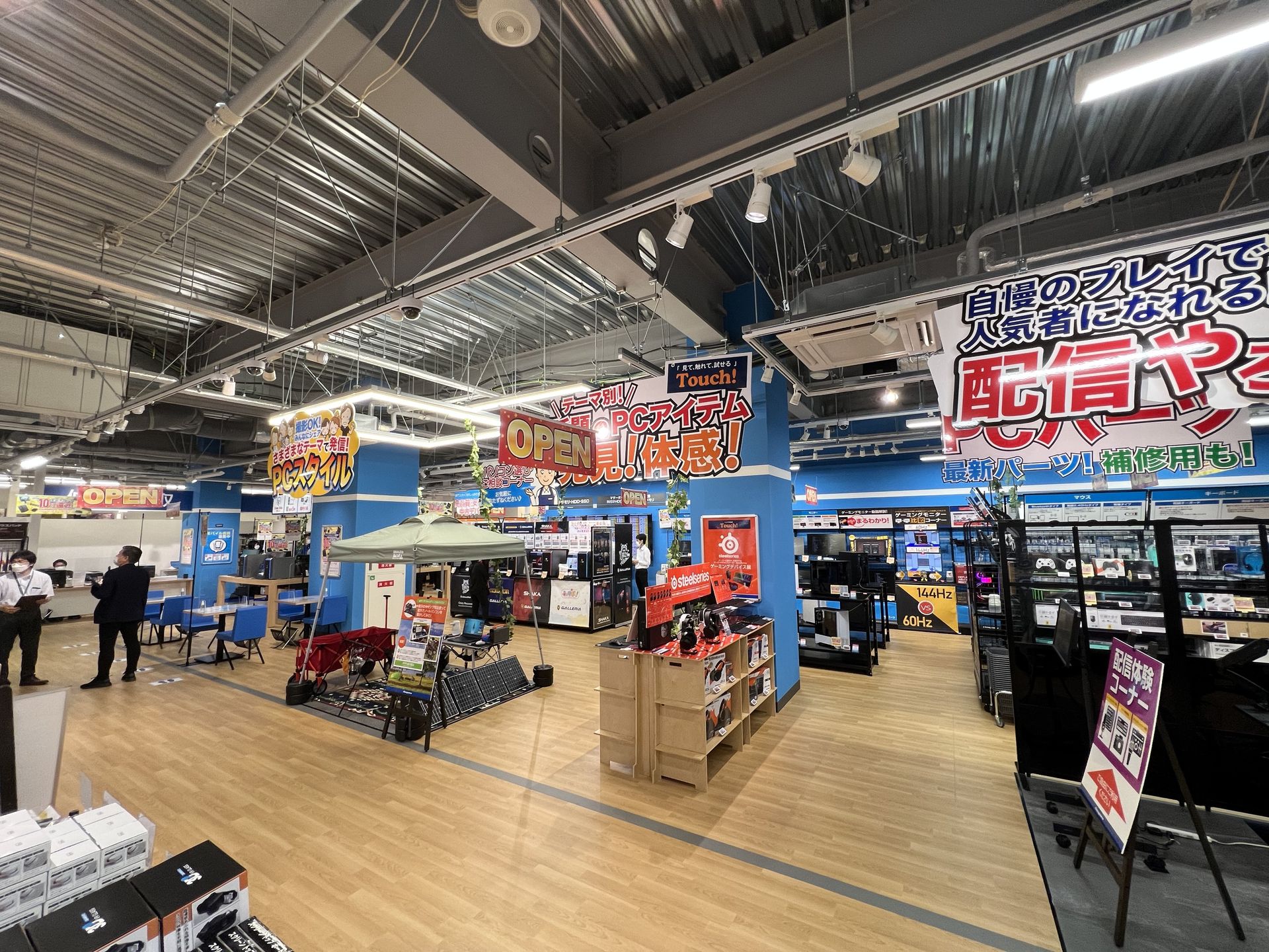 このゆったり感が郊外型店舗の最大の特徴。都市型の極致である秋葉原店のイメージとはまったく異なる展開となっている