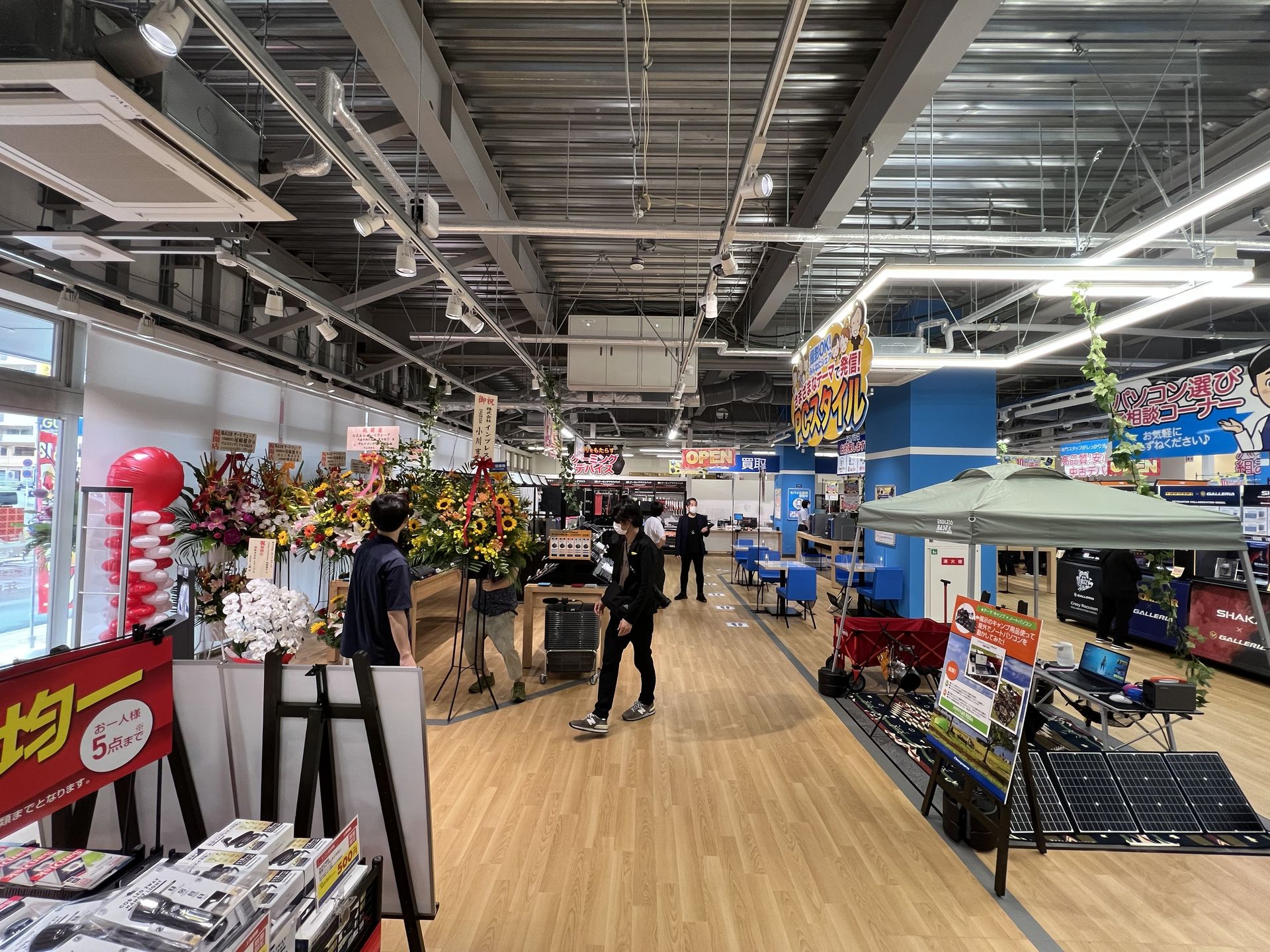 このゆったり感が郊外型店舗の最大の特徴。都市型の極致である秋葉原店のイメージとはまったく異なる展開となっている