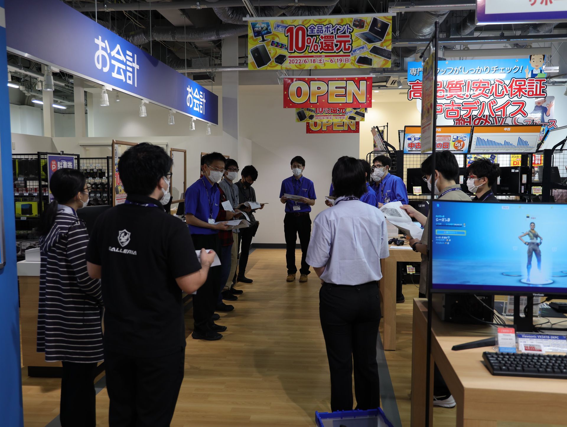 明日の正式オープンに向けて説明を行なっている