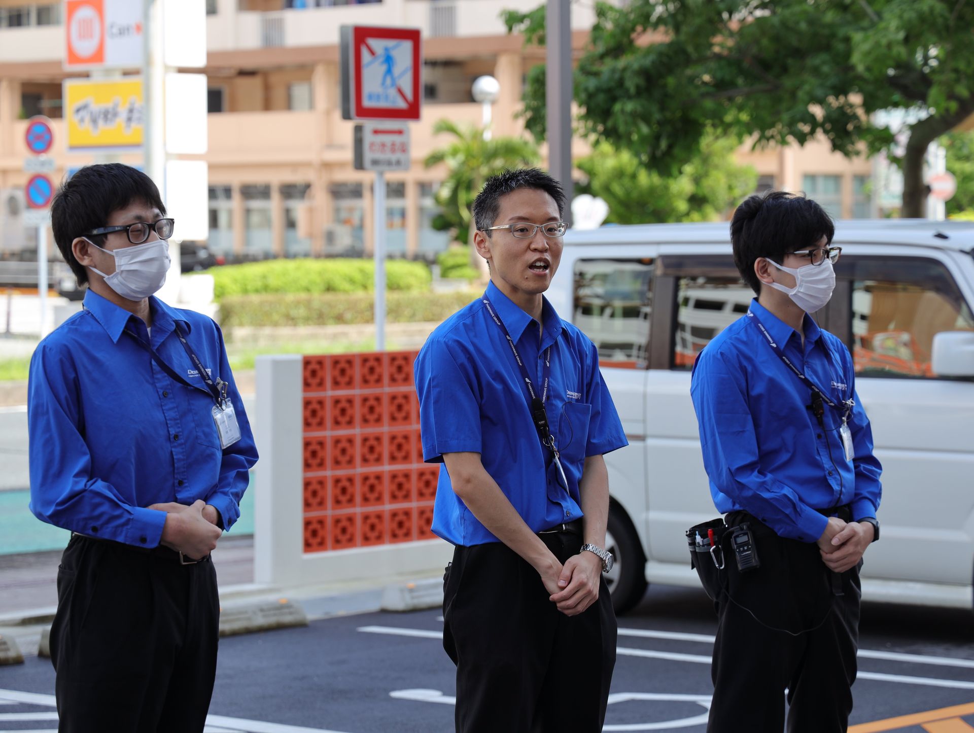 開店待ちをする来場者に挨拶する井上裕貴店長