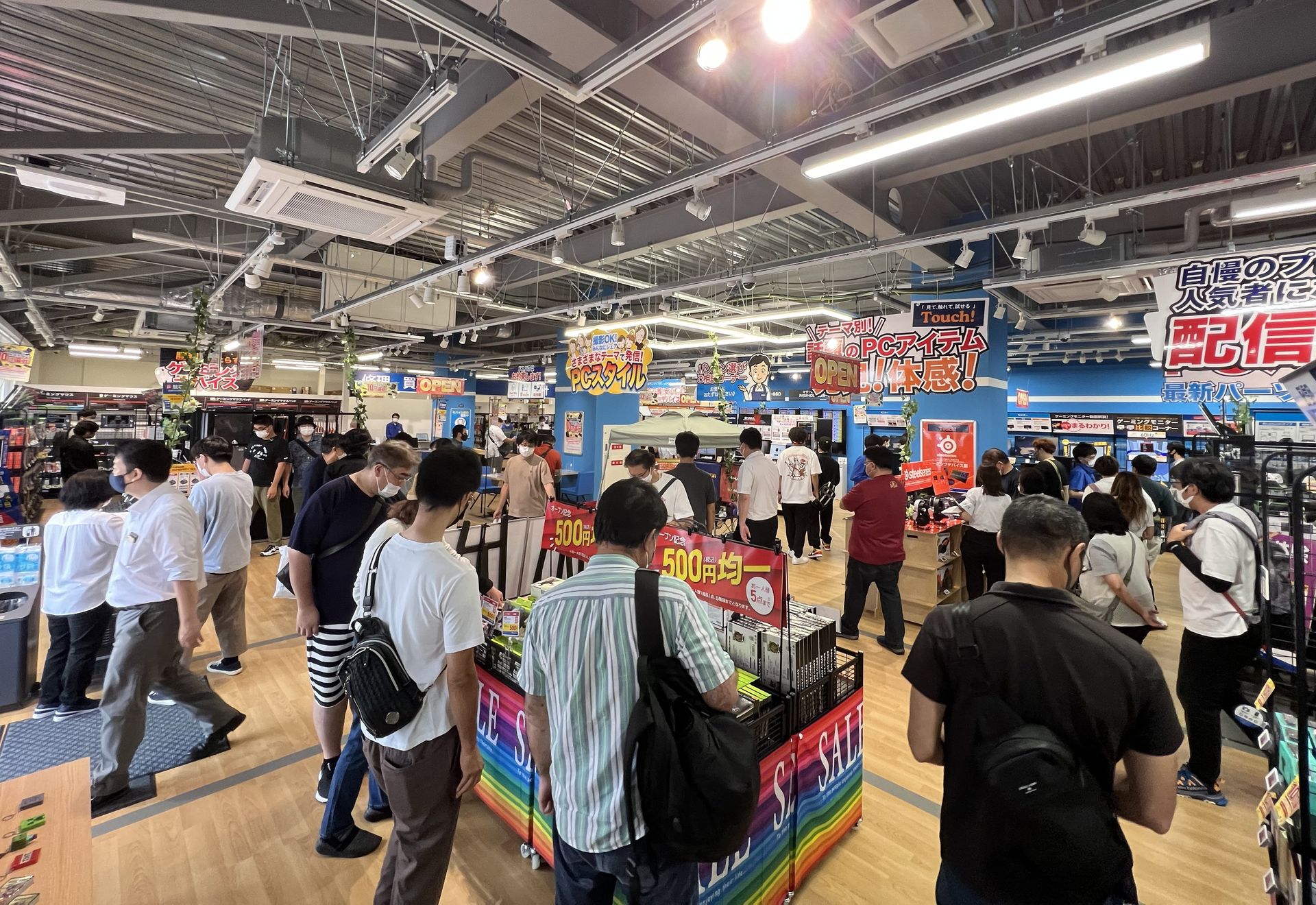 オープン時はやや少なめかなと思ったが、11時に過ぎにはこの賑わい。これ以上多くなった場合は入場制限を掛ける可能性があるということだ