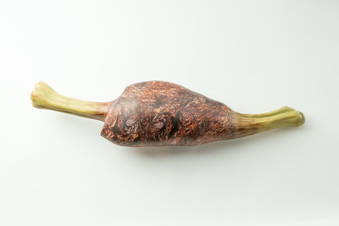 モンハン」の“こんがり肉”と“生肉”を抱えて寝れる！ 実寸サイズで再現