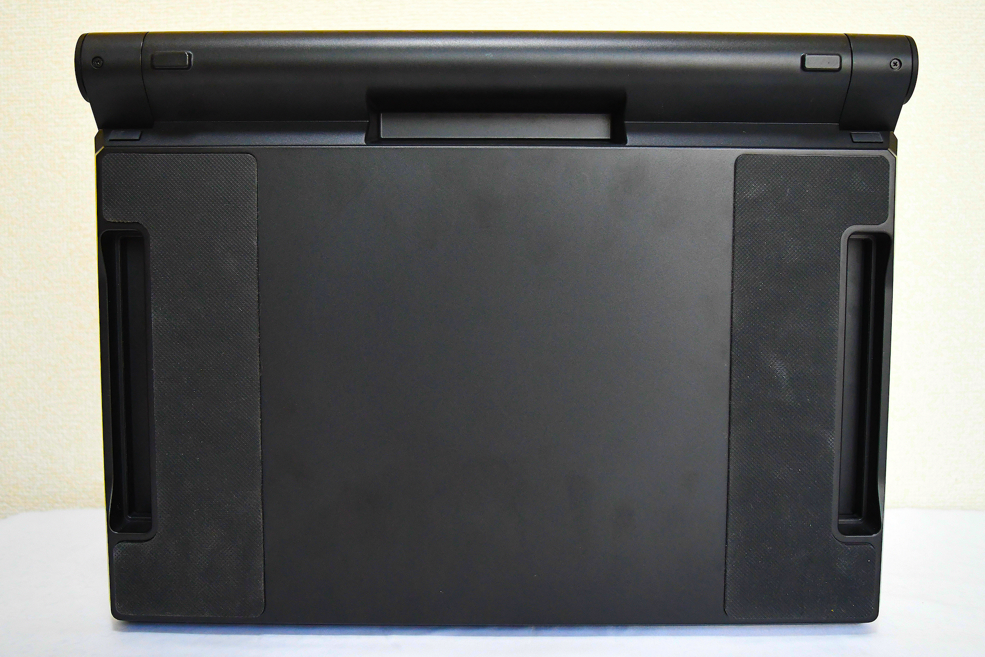 本体裏面の左右には滑り止めが貼られている