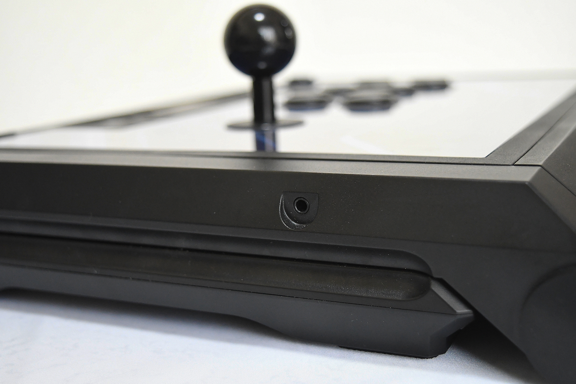 本体側面にはヘッドセットを差し込むジャックも備わっており、オンライン対戦の醍醐味であるボイスチャットをしながら遊べる