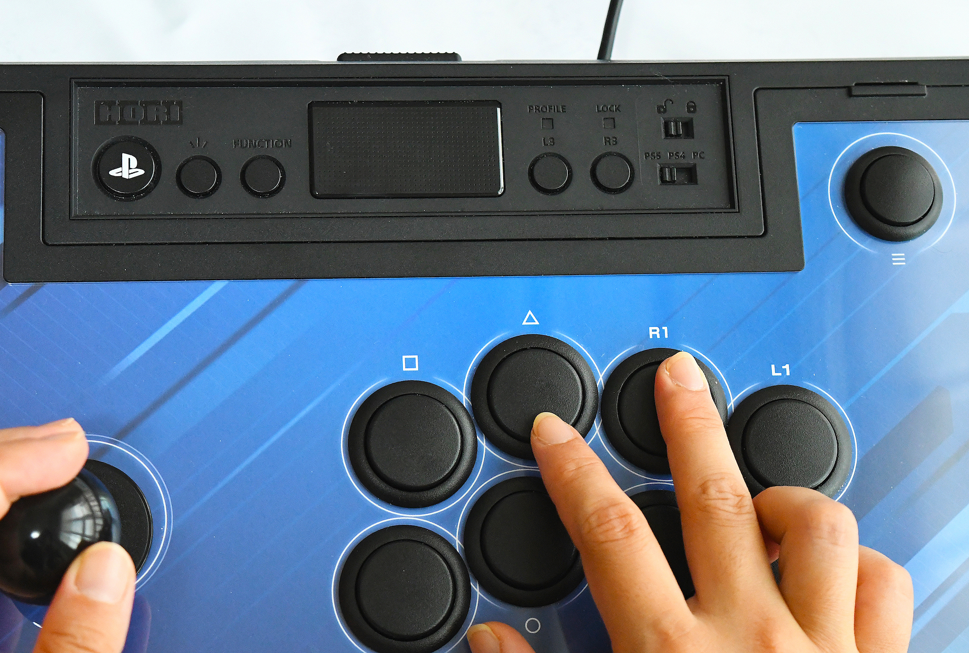 通常のボタンからかなり離れているので、PSボタンなどを誤って押すことはほぼないだろう