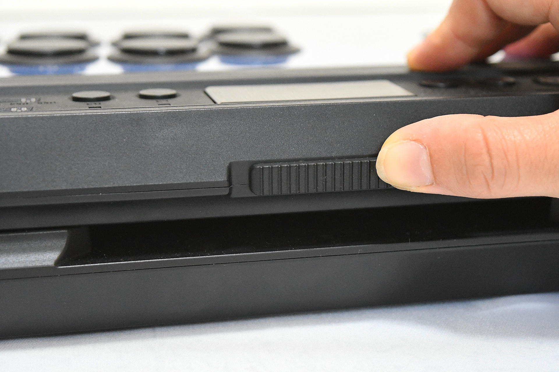 ロック部分をスライドさせるだけで、中を開けることができる