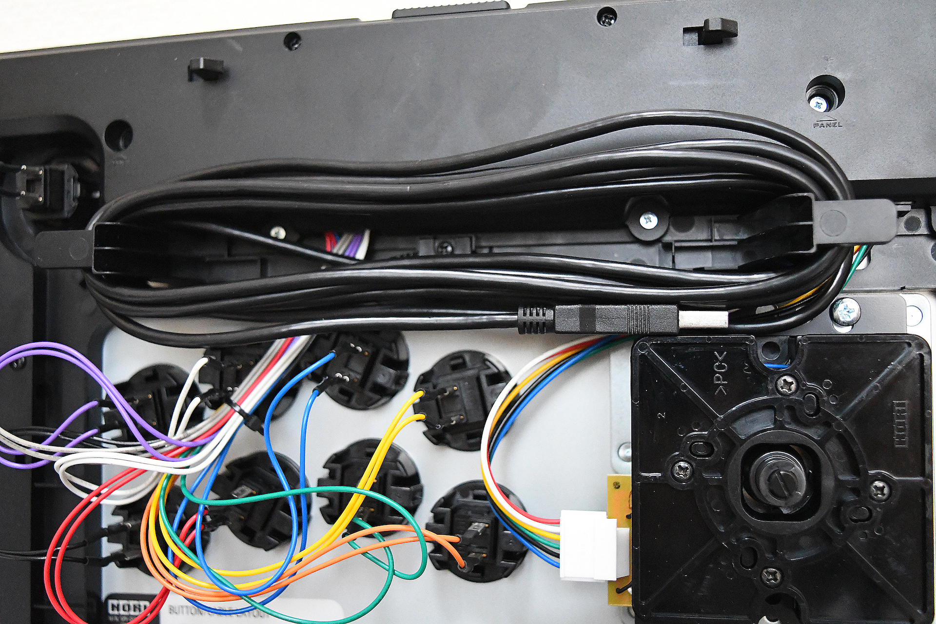 ゲームやPCに繋ぐUSBケーブルを巻き付けて収納できる。ケーブルは本体の隙間部分から出る仕様