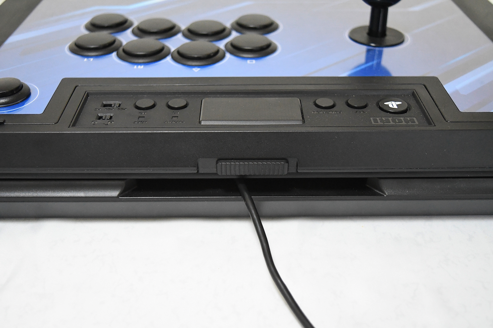 ゲームやPCに繋ぐUSBケーブルを巻き付けて収納できる。ケーブルは本体の隙間部分から出る仕様