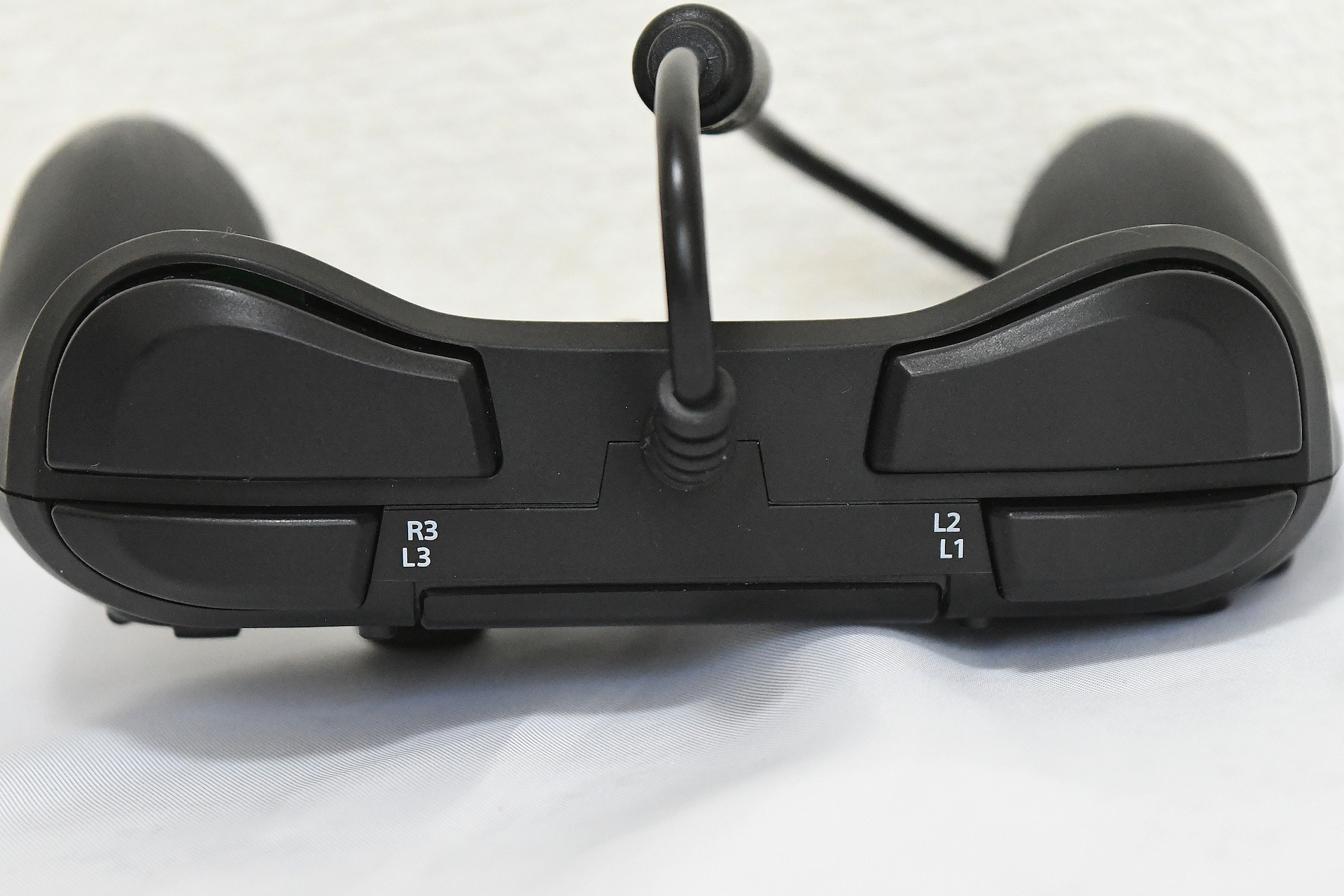 デフォルトでは右手側に「L1」、「L2」ボタン。左手側には「L3」、「R3」ボタンとなっている